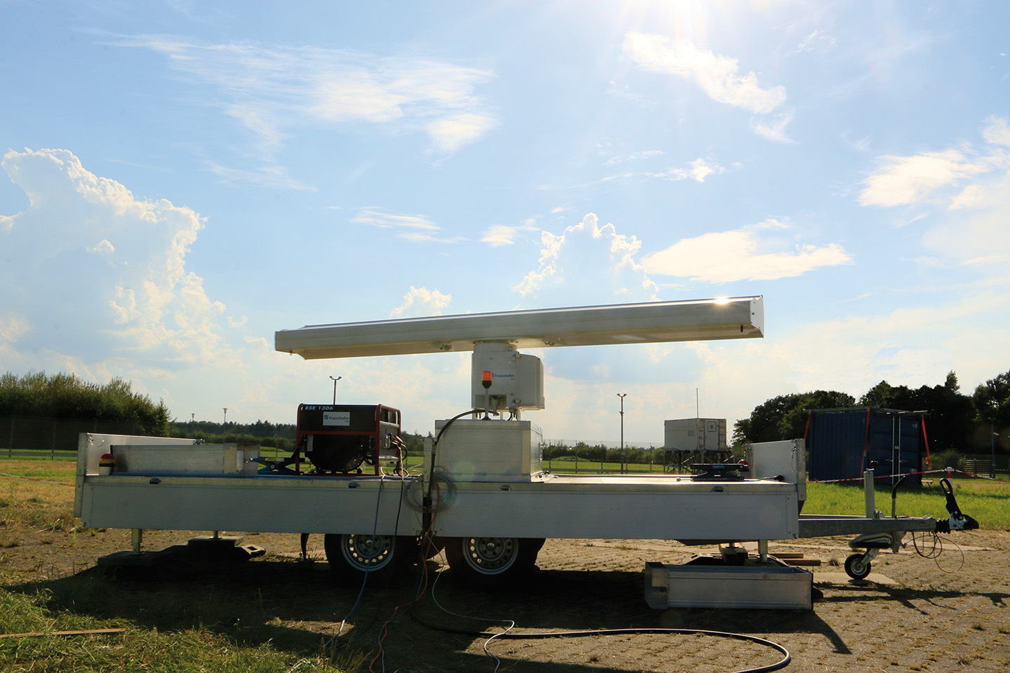 Transportabler S-band Radardemonstrator mit Getriebeeinheit und Elek­tro­generator.