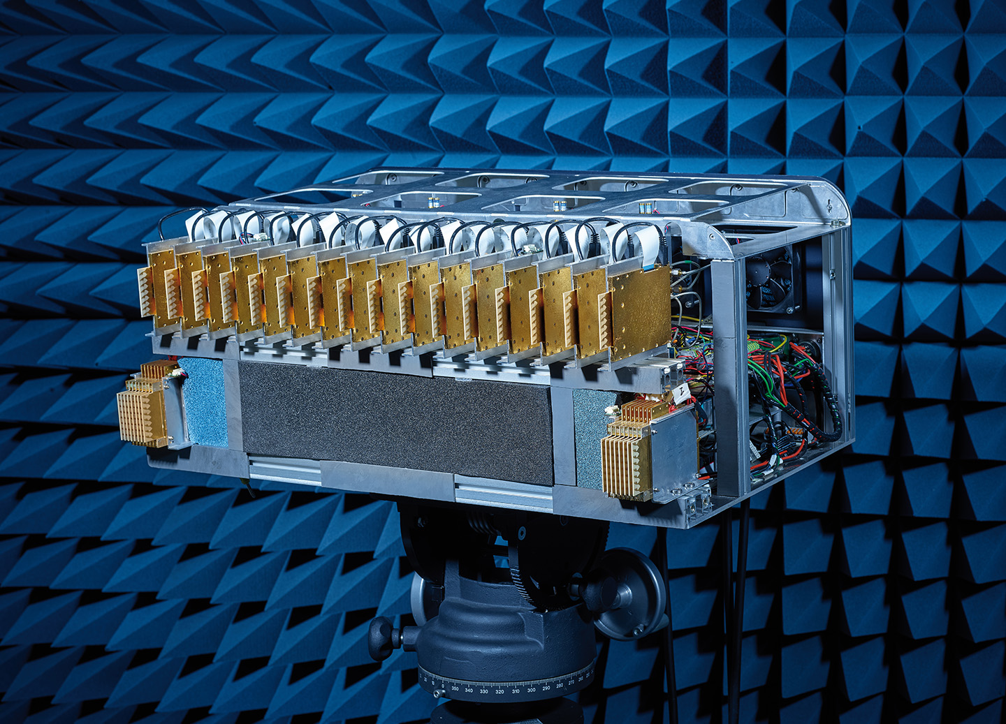 MIMO-Radarantenne des MIRA-CLE Ka Radarsystems. MIMO-Radarantenne des MIRA-CLE Ka Radarsystems.