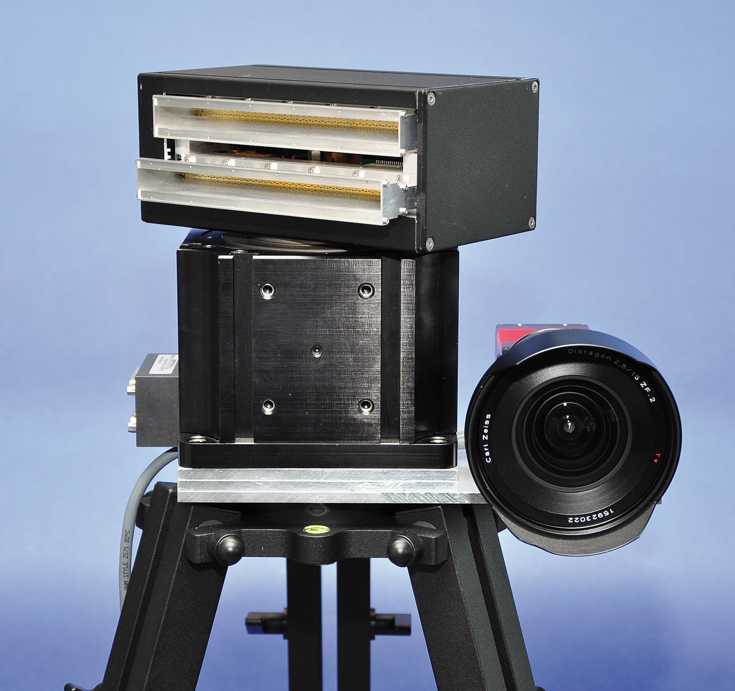 Mechanisch scannendes SSRS (Scanning Surveillance Radar System) mit optischer Kamera. Der rotierende Sensor scannt mit einem Öffnungswinkel von 1,8° in Azimut-Richtung.