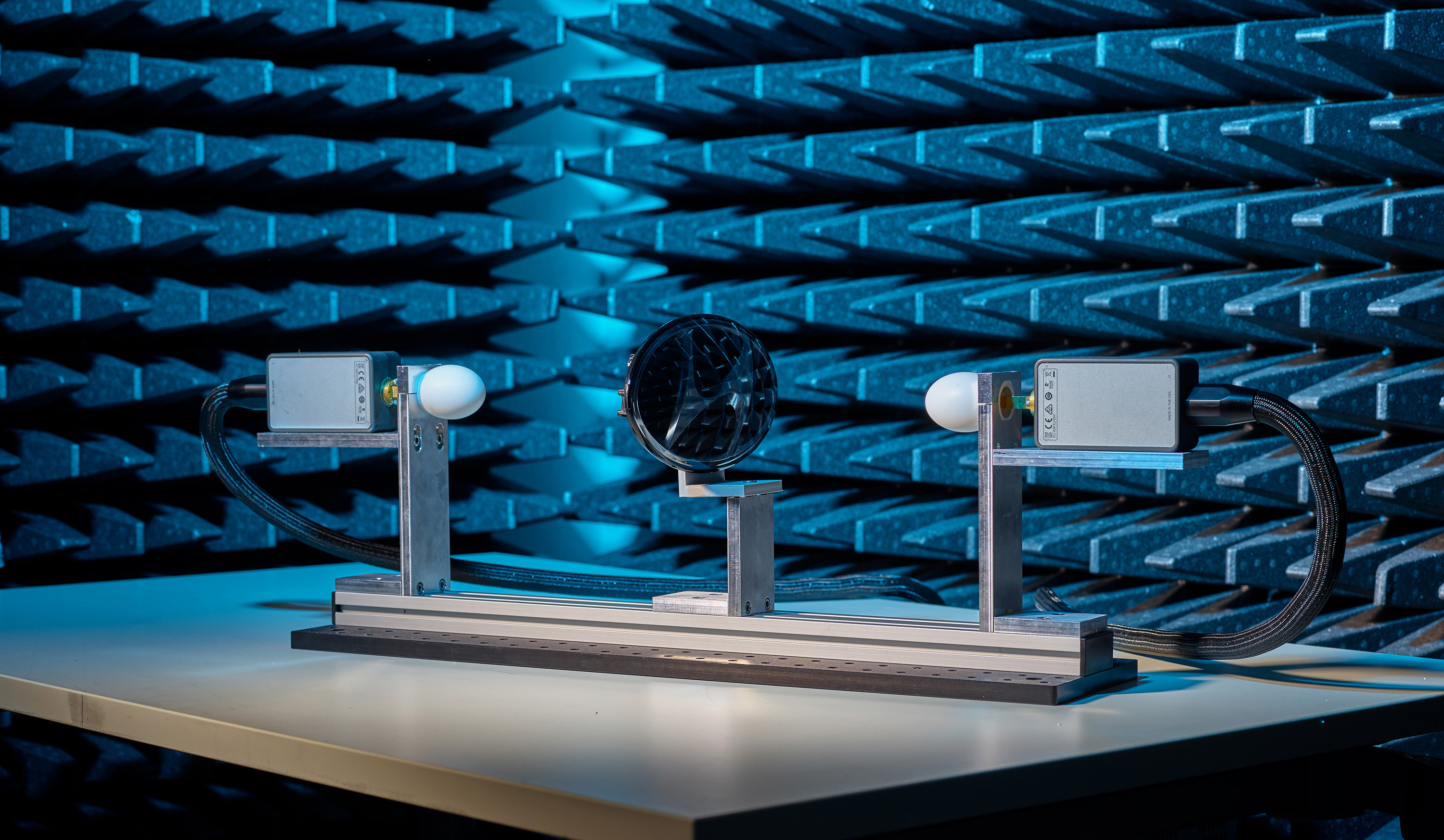 Materialcharakterisierung für Automotive Radar Messtechnischer Aufbau zur Vermessung und Charaktierisierung von Kunststoffteilen.
