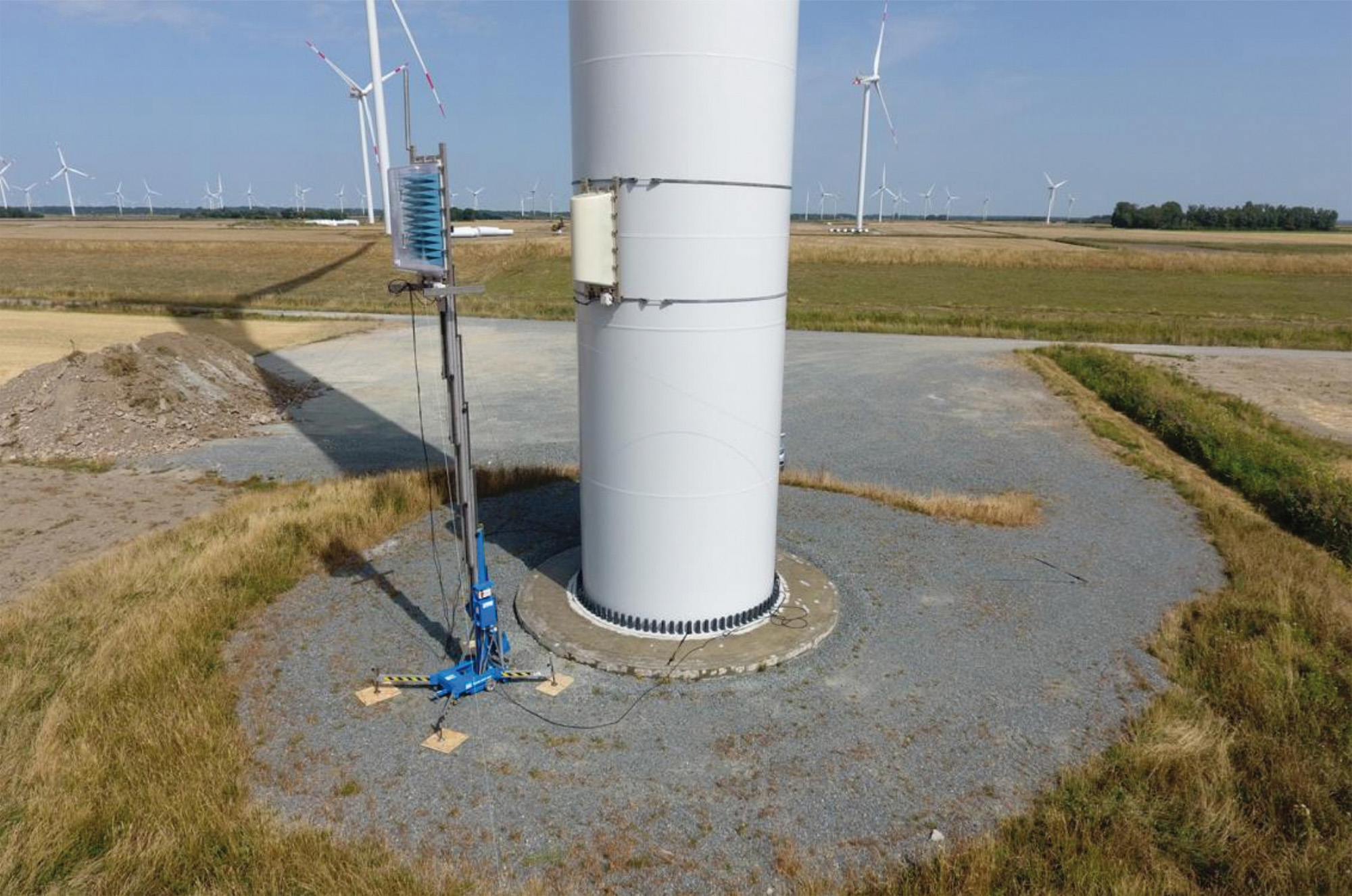 Passiv-Radar steuert NachtKennzeichnung von Windkraftanlagen Fest installierte und mobile Antenneneinheit