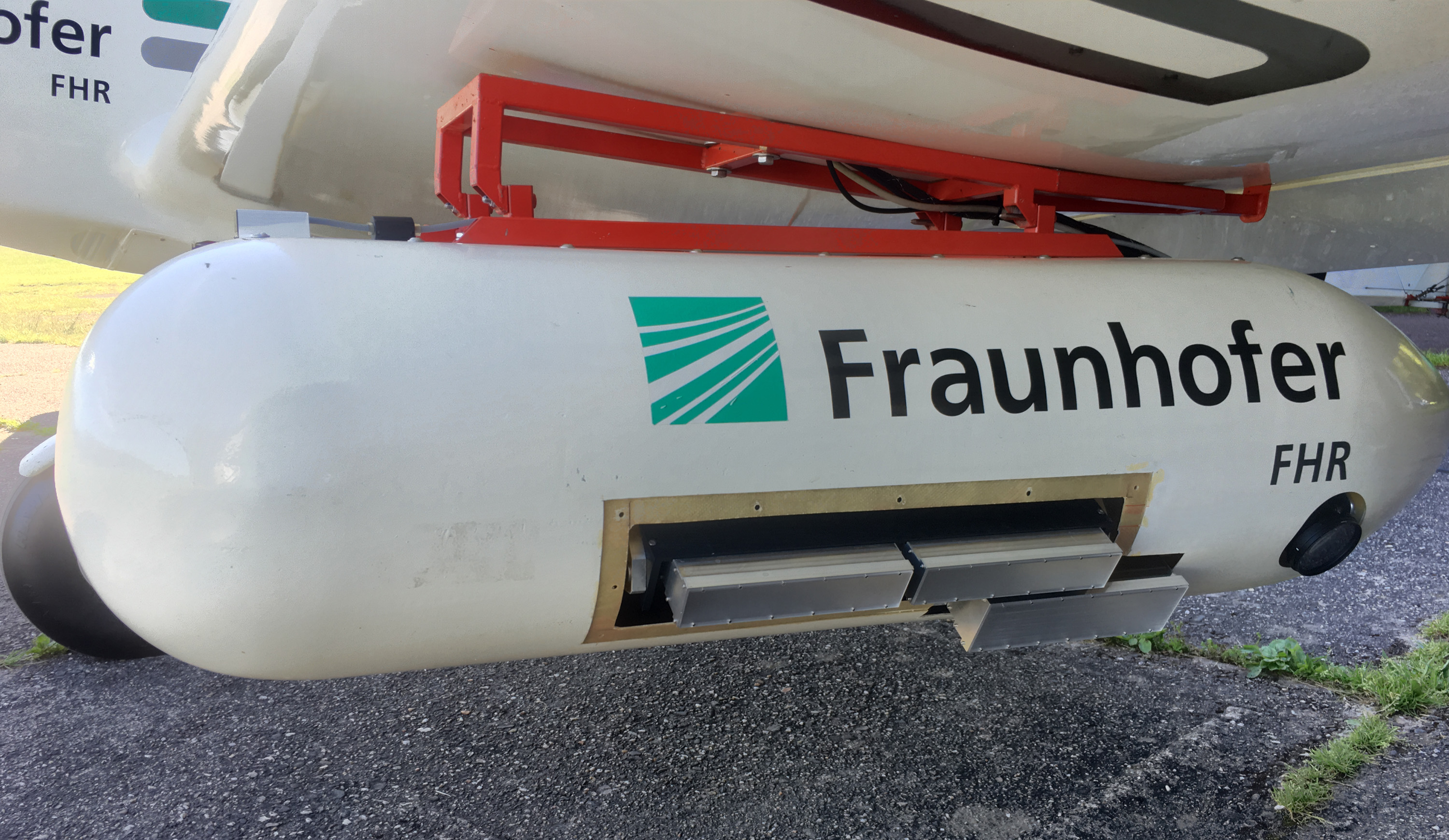 MIRANDA-35 Radarsensor unter der Tragfläche des Ultraleichtflugzeugs DELPHIN montiert. MIRANDA-35 Radarsensor unter der Tragfläche des Ultraleichtflugzeugs DELPHIN montiert.