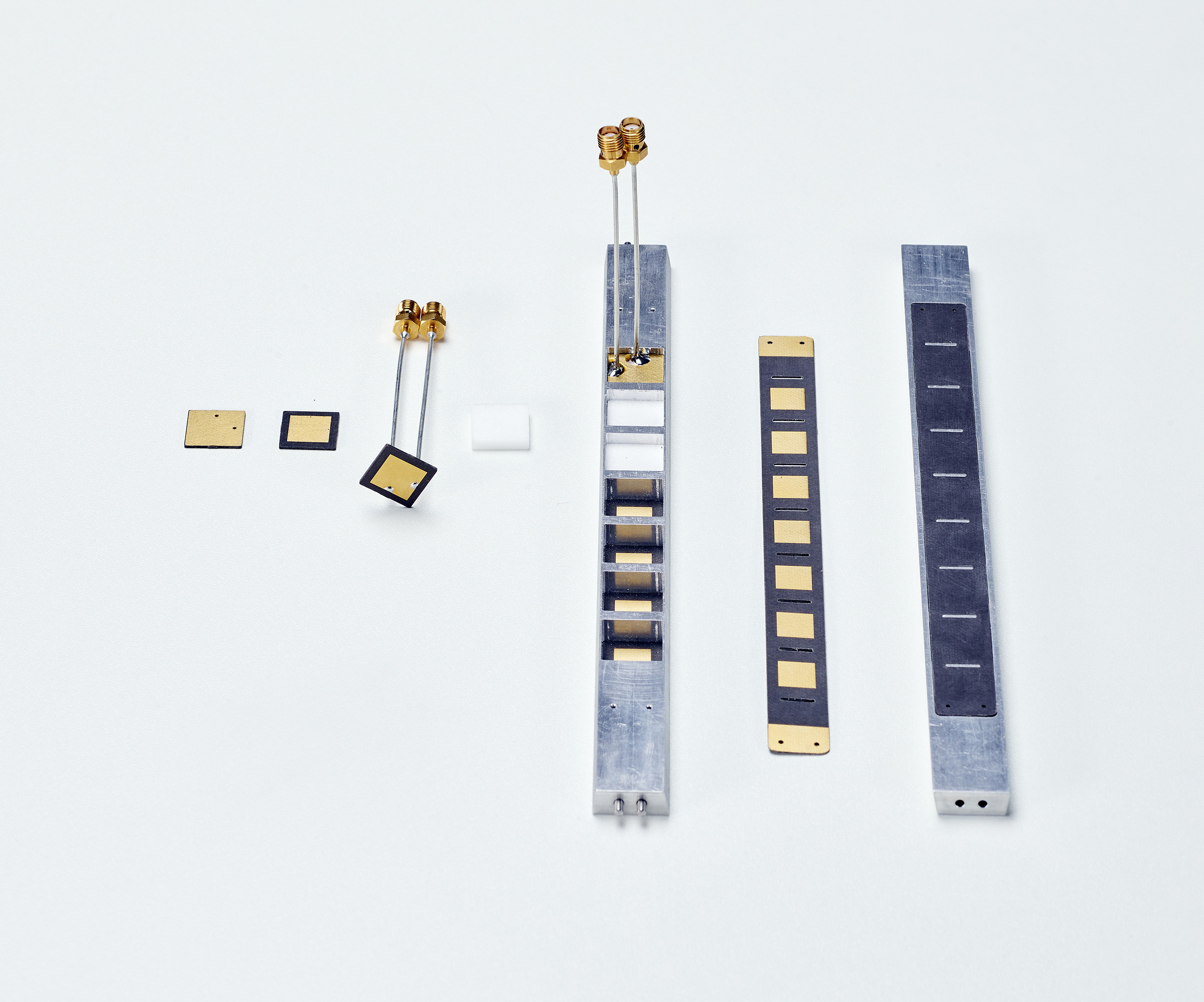 Strahlermodul bestehend aus sieben breitbandigen Patch-Antennen (Duale Polarisation). Strahlermodul bestehend aus sieben breitbandigen Patch-Antennen (Duale Polarisation).