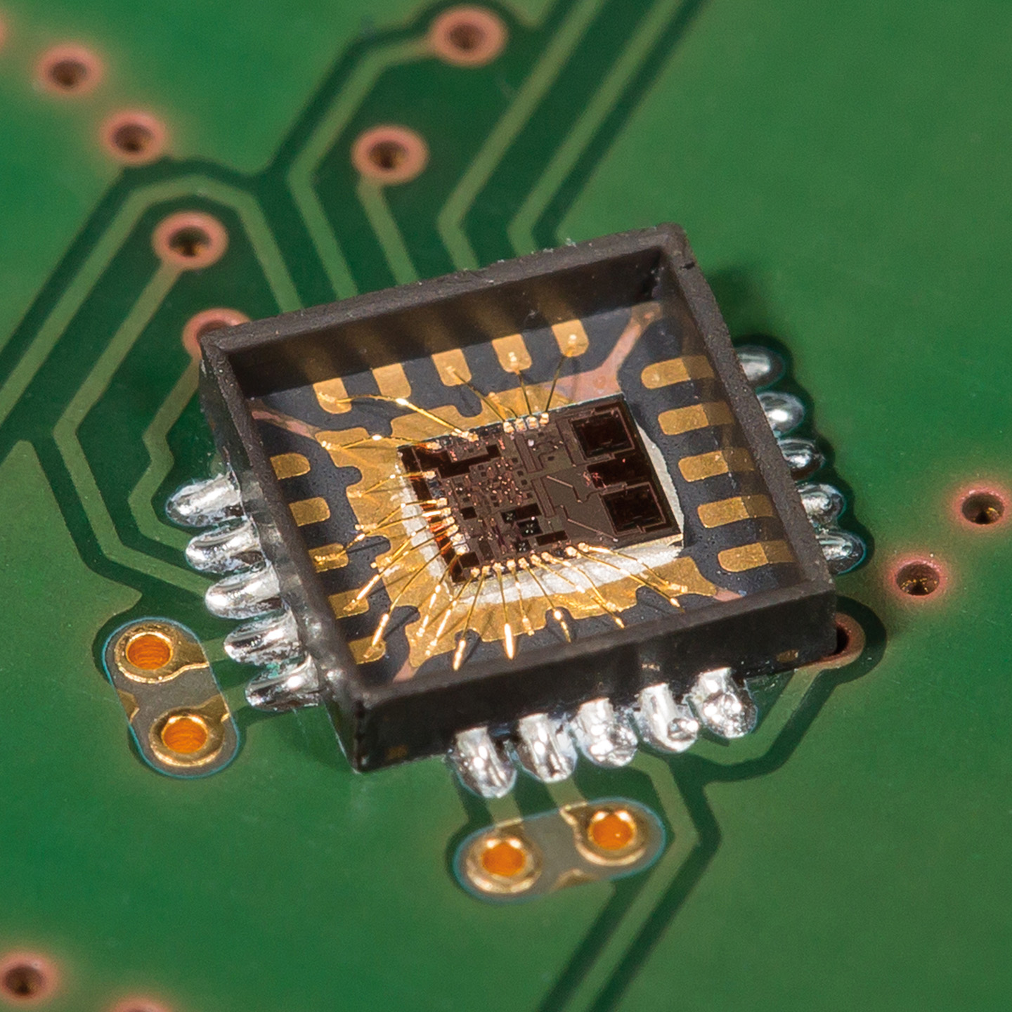 240 GHz SiGe Transceiver MMIC mit integrierten Antennen. Auf diesem kleinen Chip sind alle hochfrequenten Komponenten des Radarsystems enthalten.