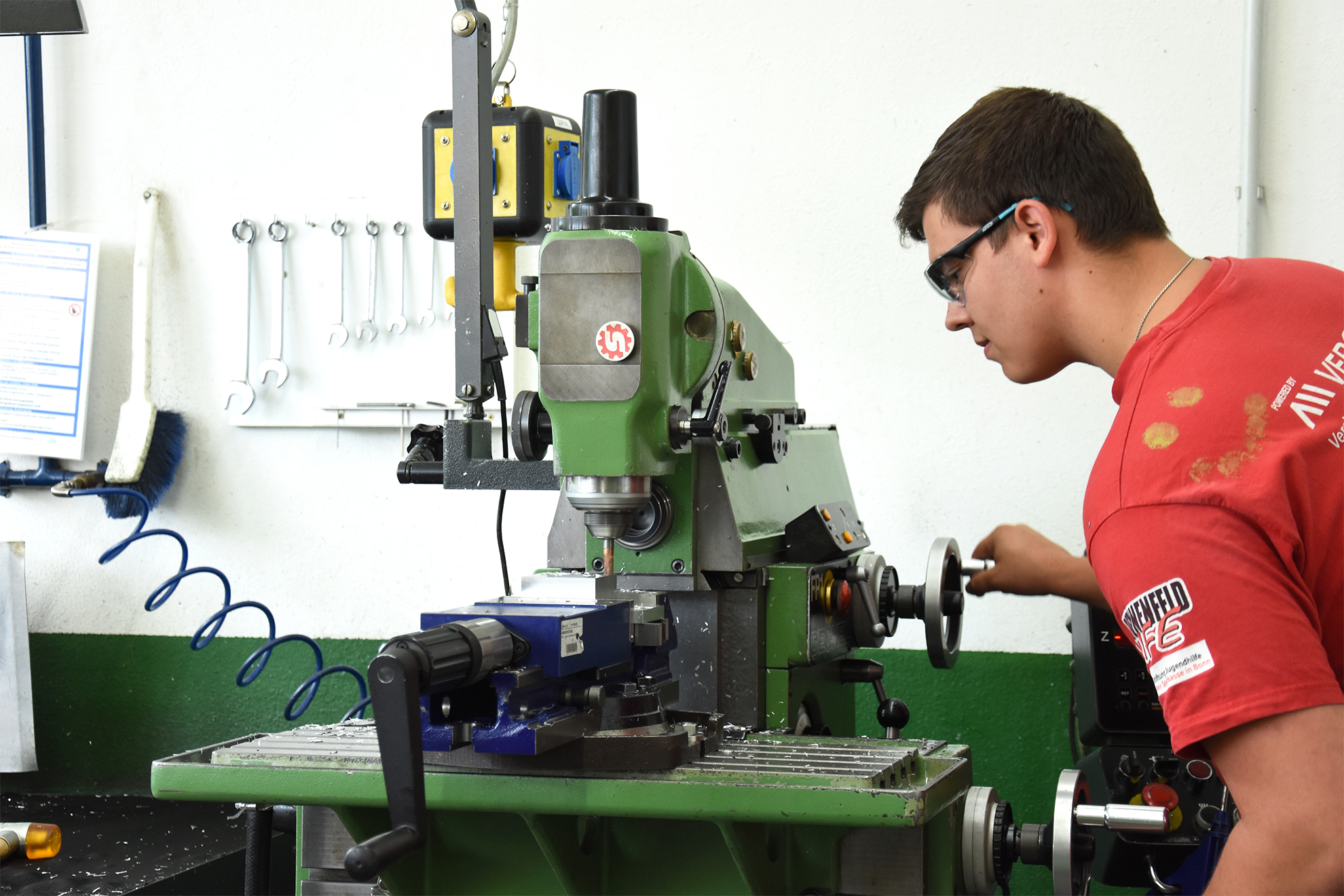 Beim Praktikum in der Werkstatt werden erste Grundlagen vermittelt.