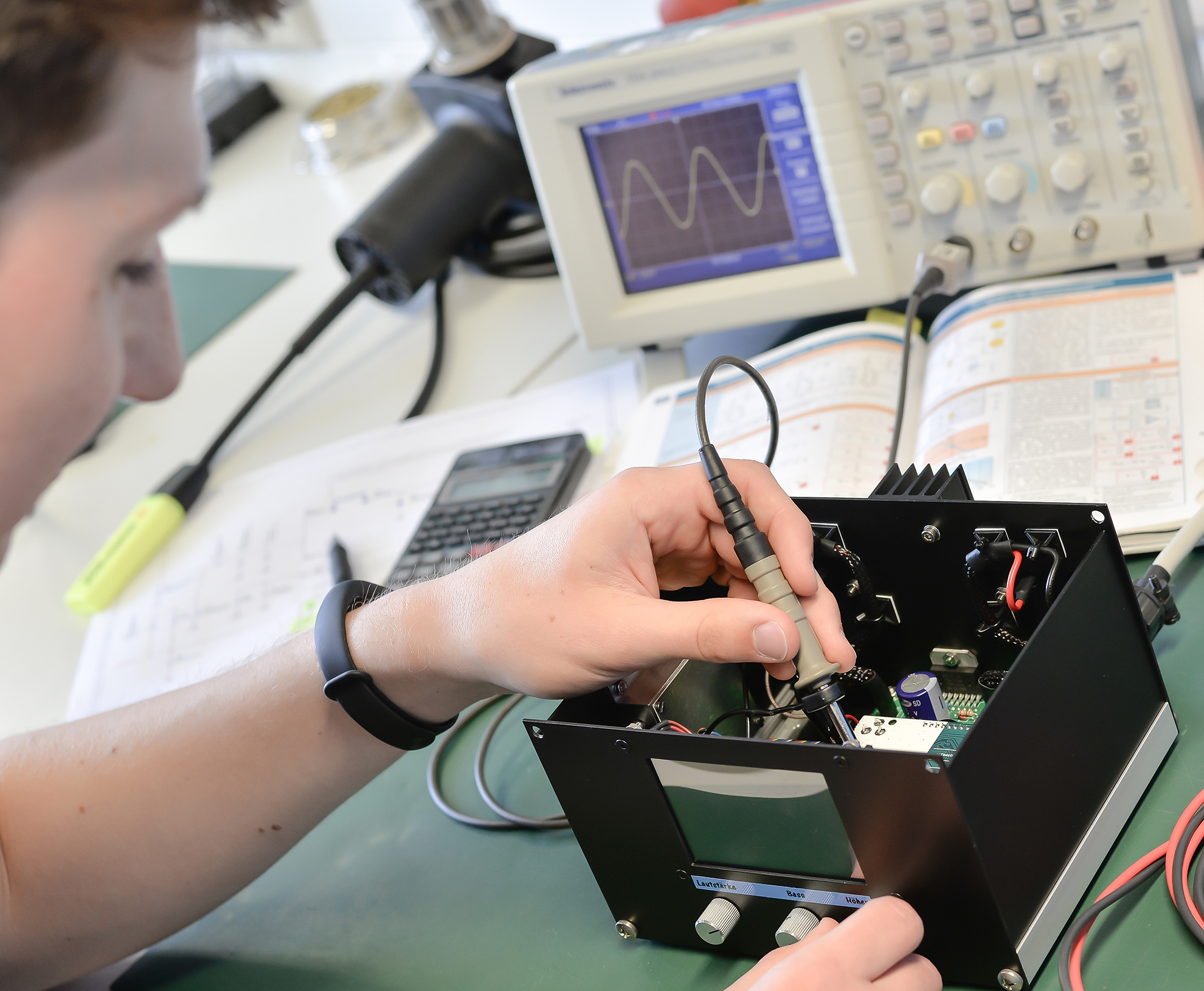 Erste Kenntnisse im Bereich Elektronik/Elektrotechnik werden beim Praktikum vermittelt.