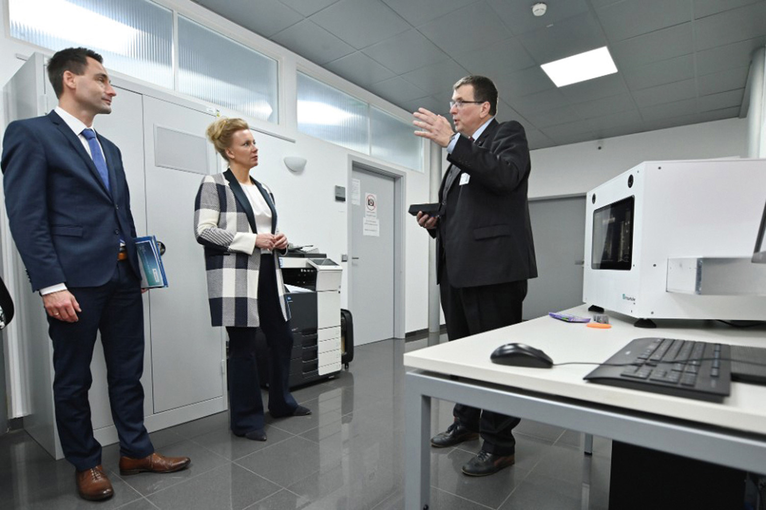 Premiere: NRW-Forschungsministerin Ina Brandes besucht Fraunhofer FHR