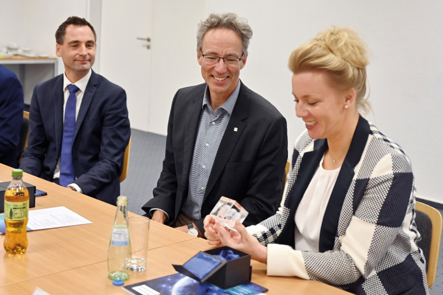 Premiere: NRW-Forschungsministerin Ina Brandes besucht Fraunhofer FHR