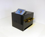 Der Millimeterwellensensor durchleuchtet alle optisch nicht transparenten, nicht metallischen Materialien.