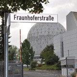 Das neue Straßenschild Fraunhoferstraße vor dem Institutsgelände in Wachtberg.