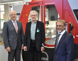 Dr. Alexander Kurz, Vorstand Personal der Fraunhofer-Gesellschaft, und Prof. Ender, Institutsleiter des FHR, gratulierten Erich Vilz an seinem langjährigen Arbeitsplatz: Der feinmechanischen Werkstatt. Dr. Alexander Kurz, Vorstand Personal der Fraunhofer-Gesellschaft, und Prof. Ender, Institutsleiter des FHR, gratulierten Erich Vilz an seinem langjährigen Arbeitsplatz: Der feinmechanischen Werkstatt.