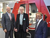 Dr. Alexander Kurz, Vorstand Personal der Fraunhofer-Gesellschaft, und Prof. Ender, Institutsleiter des FHR, gratulierten Erich Vilz an seinem langjährigen Arbeitsplatz: Der feinmechanischen Werkstatt.