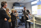 Mariano Pamies und Dr. Peter Knott präsentieren den Demonstrator des neuen Schiffsradars mit elektronisch schwenkbarer Gruppenantenne, das auch kleine Objekte (z.B. Piratenboote) erkennen kann. Mariano Pamies und Dr. Peter Knott präsentieren den Demonstrator des neuen Schiffsradars mit elektronisch schwenkbarer Gruppenantenne, das auch kleine Objekte (z.B. Piratenboote) erkennen kann.