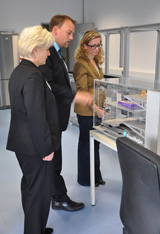 Prof. Dr. Nils Pohl führt die verschiedenen Systeme zur Materialprüfung vor: Hier werden die Inhalte einer Pralinenpackung sichtbar gemacht. Prof. Dr. Nils Pohl führt die verschiedenen Systeme zur Materialprüfung vor: Hier werden die Inhalte einer Pralinenpackung sichtbar gemacht.