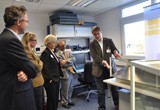 Mariano Pamies und Dr. Peter Knott präsentieren den Demonstrator des neuen Schiffsradars mit elektronisch schwenkbarer Gruppenantenne, das auch kleine Objekte (z.B. Piratenboote) erkennen kann.