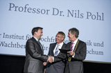 Preisübergabe durch Prof. Hatt, Präsident der Akademie und Laudator Prof. Hartmann, Sekretär der Klasse für Ingenieur- und Wirtschaftswissenschaften an Prof. Pohl Preisübergabe durch Prof. Hatt, Präsident der Akademie und Laudator Prof. Hartmann, Sekretär der Klasse für Ingenieur- und Wirtschaftswissenschaften an Prof. Pohl
