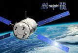 Der Weltraumfrachter ATV nähert sich der Internationalen Raumstation ISS