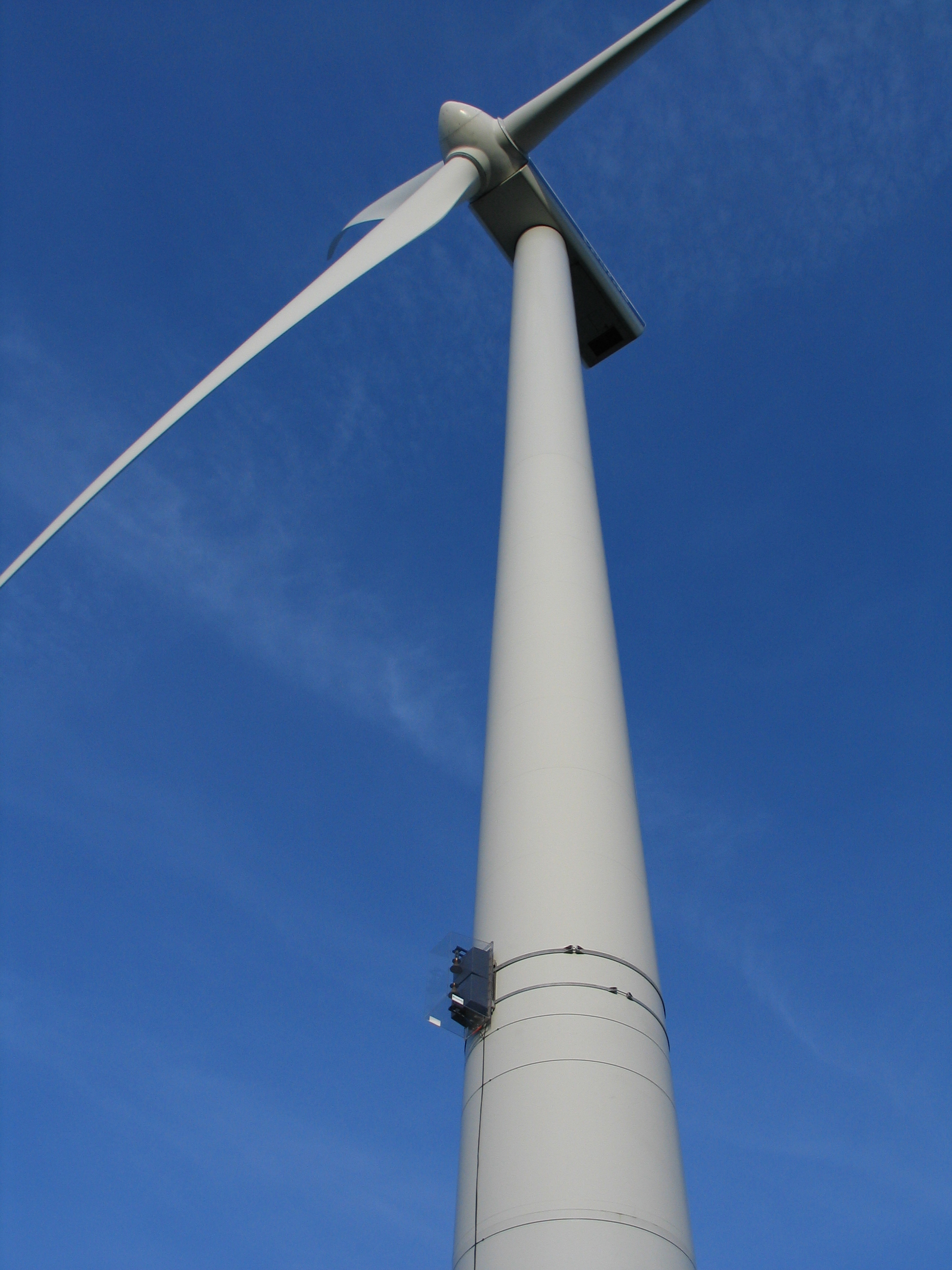 Die Sensoren werden am Windmast befestigt. Die Warnleuchten blinken nur, wenn das Radarsystem ein Flugzeug erfasst. Die Sensoren werden am Windmast befestigt. Die Warnleuchten blinken nur, wenn das Radarsystem ein Flugzeug erfasst.