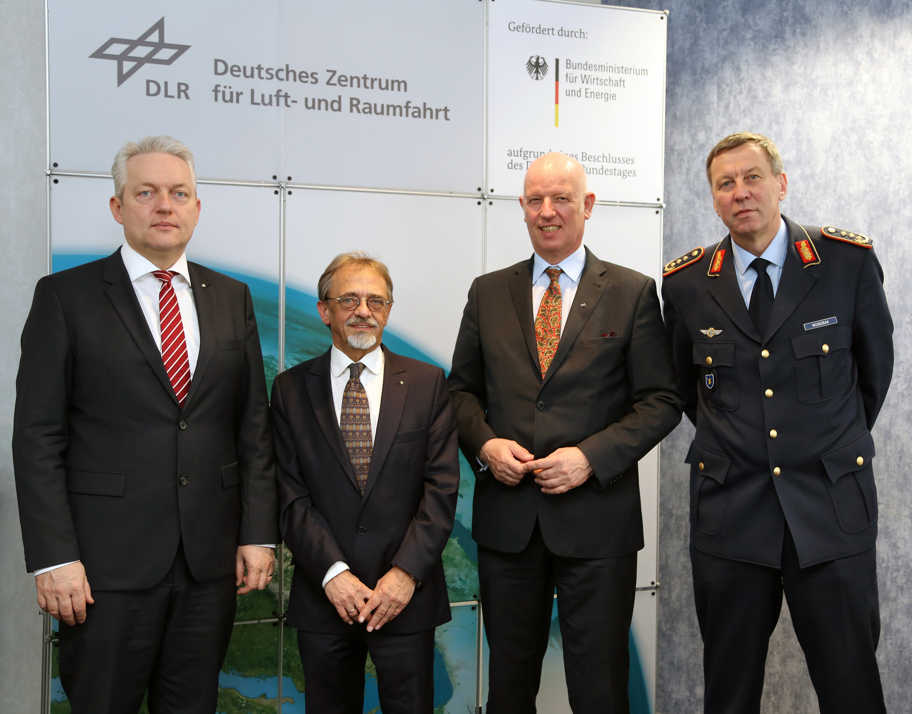 Prof. Dr. Alexander Verl (Fraunhofer-Vorstand Technologiemarketing und Geschäftsmodelle), Prof. Dr.-Ing. Joachim Ender (Institutsleiter Fraunhofer FHR), Dr. Gerd Gruppe (DLR-Vorstand Raumfahrtmanagement) und Generalleutnant Joachim Wundrak (Kommandeur Zentrum Luftoperationen der Luftwaffe) bei der Kick-off-Veranstaltung am 1. April 2015.