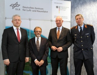 Prof. Dr. Alexander Verl (Fraunhofer-Vorstand Technologiemarketing und Geschäftsmodelle), Prof. Dr.-Ing. Joachim Ender (Institutsleiter Fraunhofer FHR), Dr. Gerd Gruppe (DLR-Vorstand Raumfahrtmanagement) und Generalleutnant Joachim Wundrak (Kommandeur Zentrum Luftoperationen der Luftwaffe) bei der Kick-off-Veranstaltung am 1. April 2015.