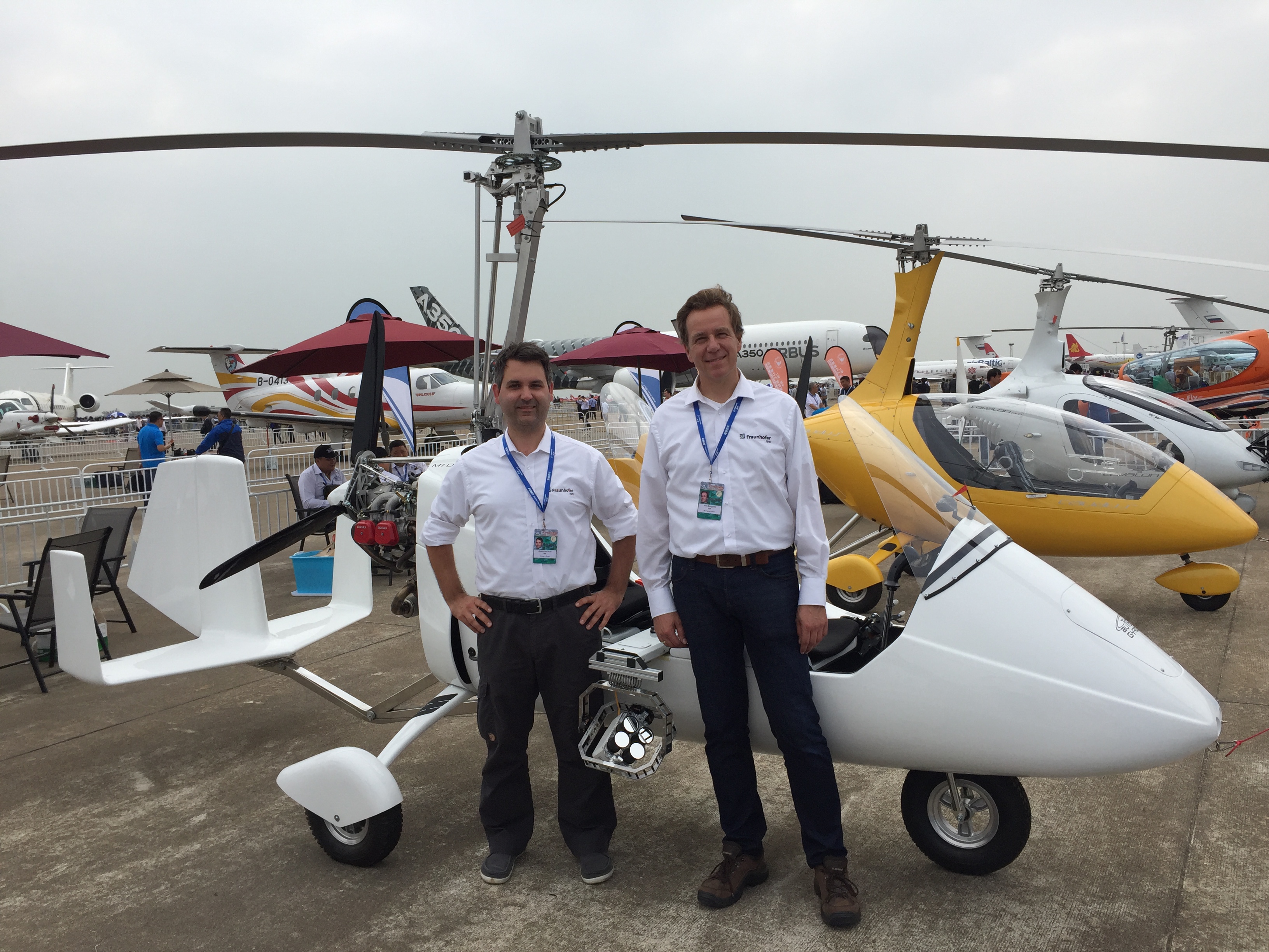 Alexander Jenal und Prof. Dr. Jens Bongartz (Fraunhofer FHR) präsentierten die neue Sensorik des Fraunhofer-Anwendungszentrums AMLS auf der China-Airshow 2016 in Zhuhai. 