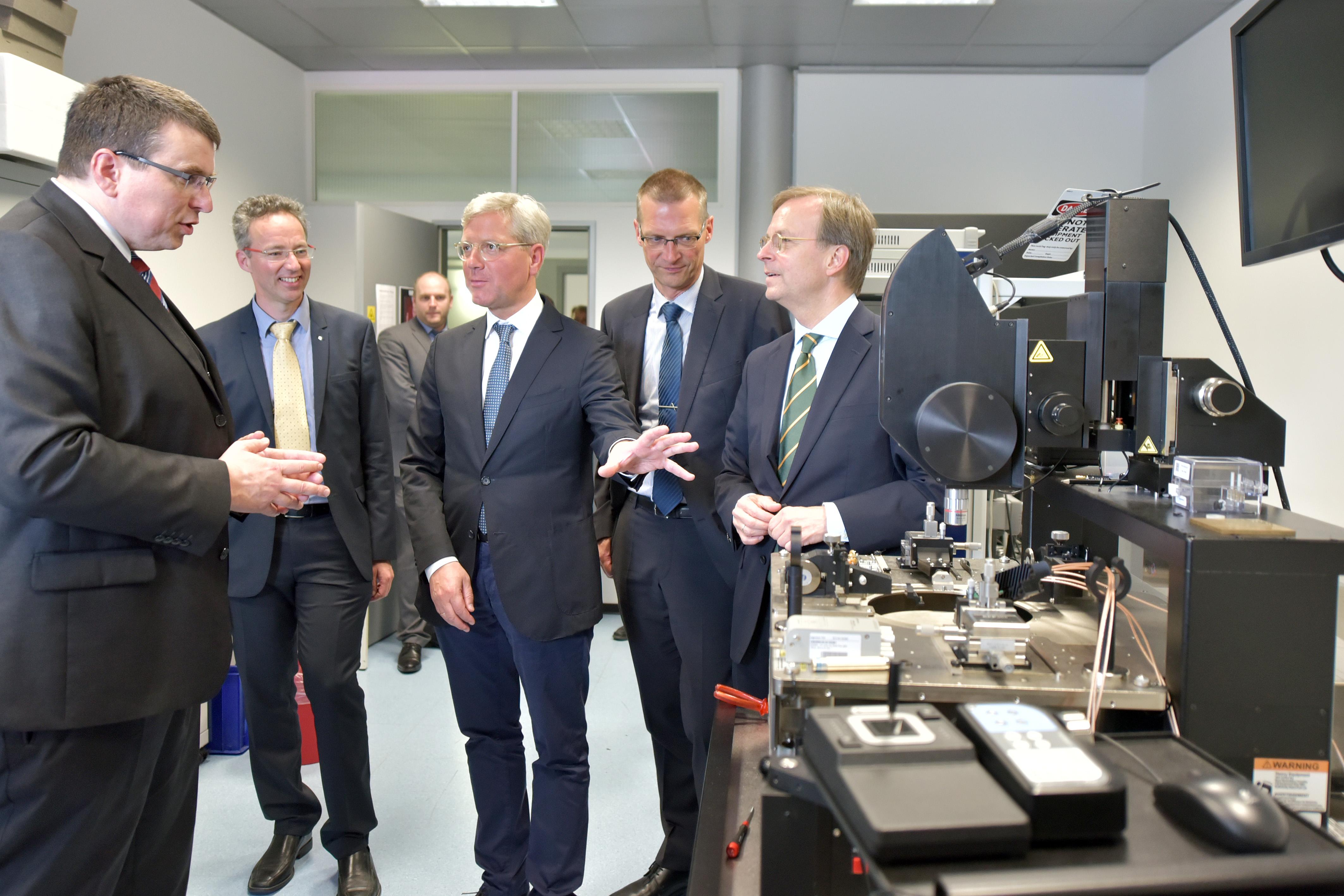 Dirk Nüßler, Abteilungsleiter im Fraunhofer FHR, erläutert Staatssekretär Thomas Rachel und Dr. Norbert Röttgen MdB die geplanten Investitionen in die OnWafer-Messtechnik. Dirk Nüßler, Abteilungsleiter im Fraunhofer FHR, erläutert Staatssekretär Thomas Rachel und Dr. Norbert Röttgen MdB die geplanten Investitionen in die OnWafer-Messtechnik.