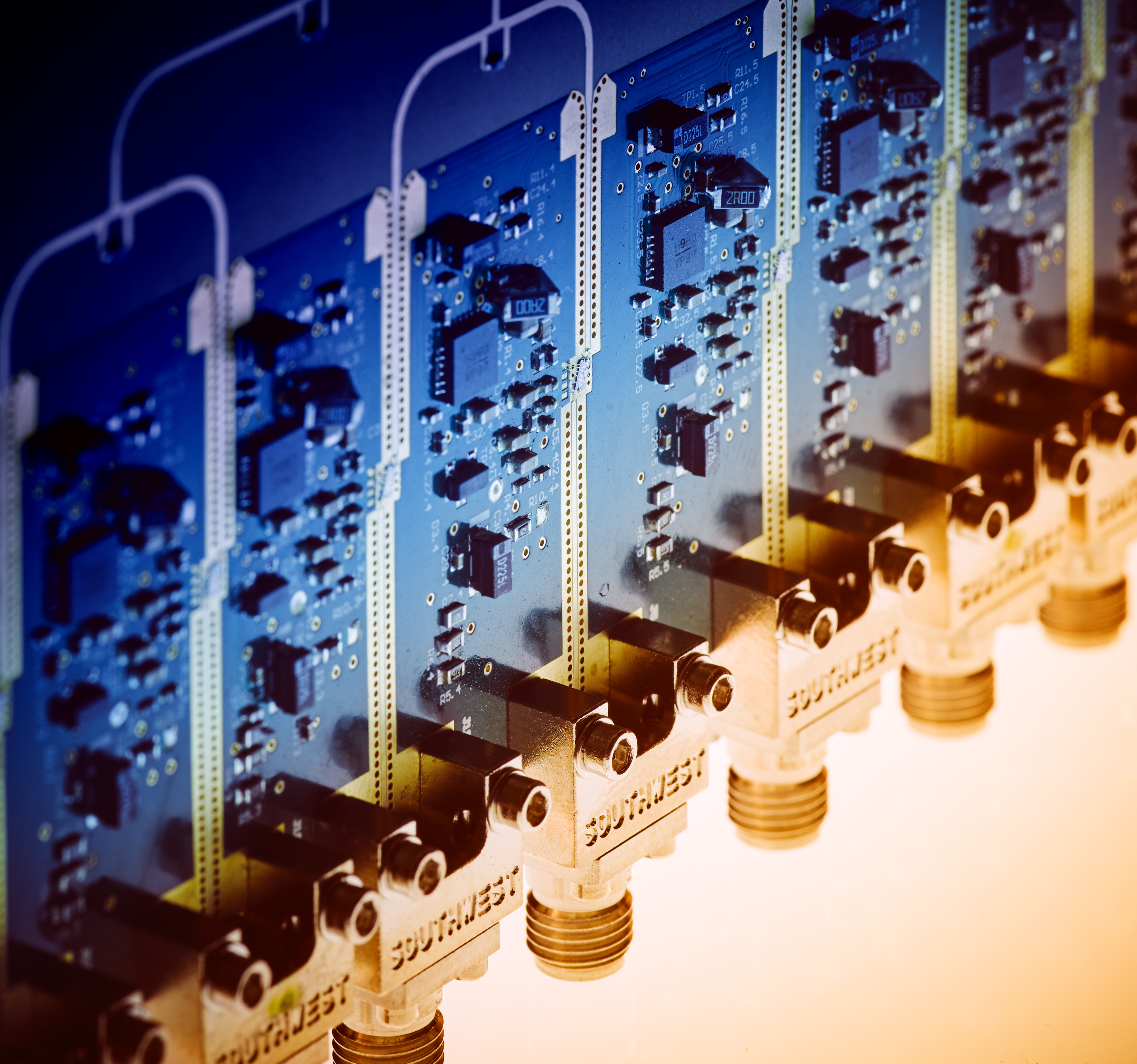 Fotoshooting Bellhäuser Ein Beispiel für Mikroelektronik vom Fraunhofer FHR: Ein Hochfrequenzmodul zur Signalverteilung und -verstärkung bei 30 GHz.