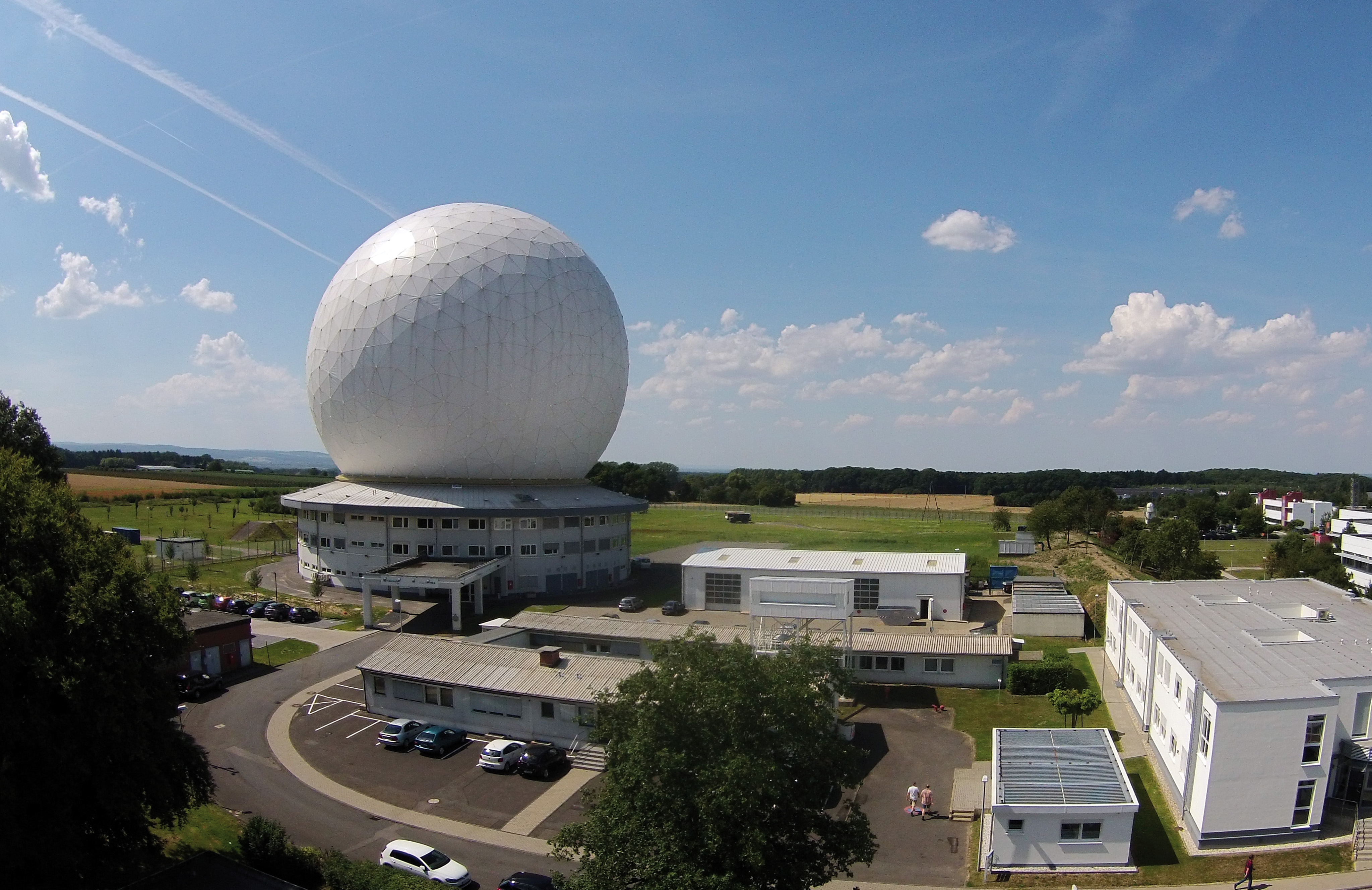 Das Fraunhofer FHR veranstaltet am 25. Juni 2017 einen Tag der offenen Tür, auch das Weltraumbeobachtungsradar TIRA ist zur Besichtigung geöffnet.