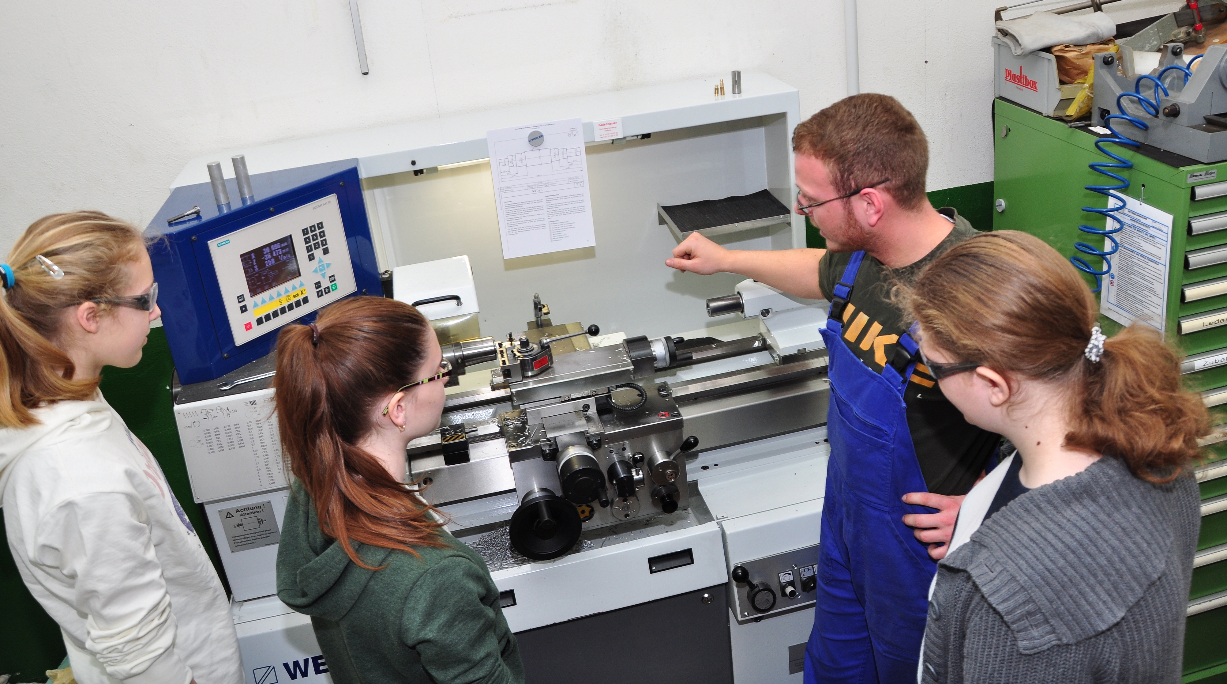 GirlsDay in der feinmechanischen Werkstatt 40 Schülerinnen können beim Girls'Day 2017 einen exklusiven Blick auf das Arbeiten beim Fraunhofer FHR und FKIE werfen.