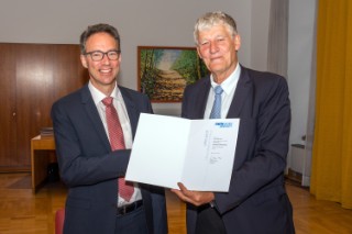 Prof. Dr. Ernst Schmachtenberg (Rektor der RWTH Aachen) überreichte Prof. Dr. Peter Knott die Ernennungsurkunde.