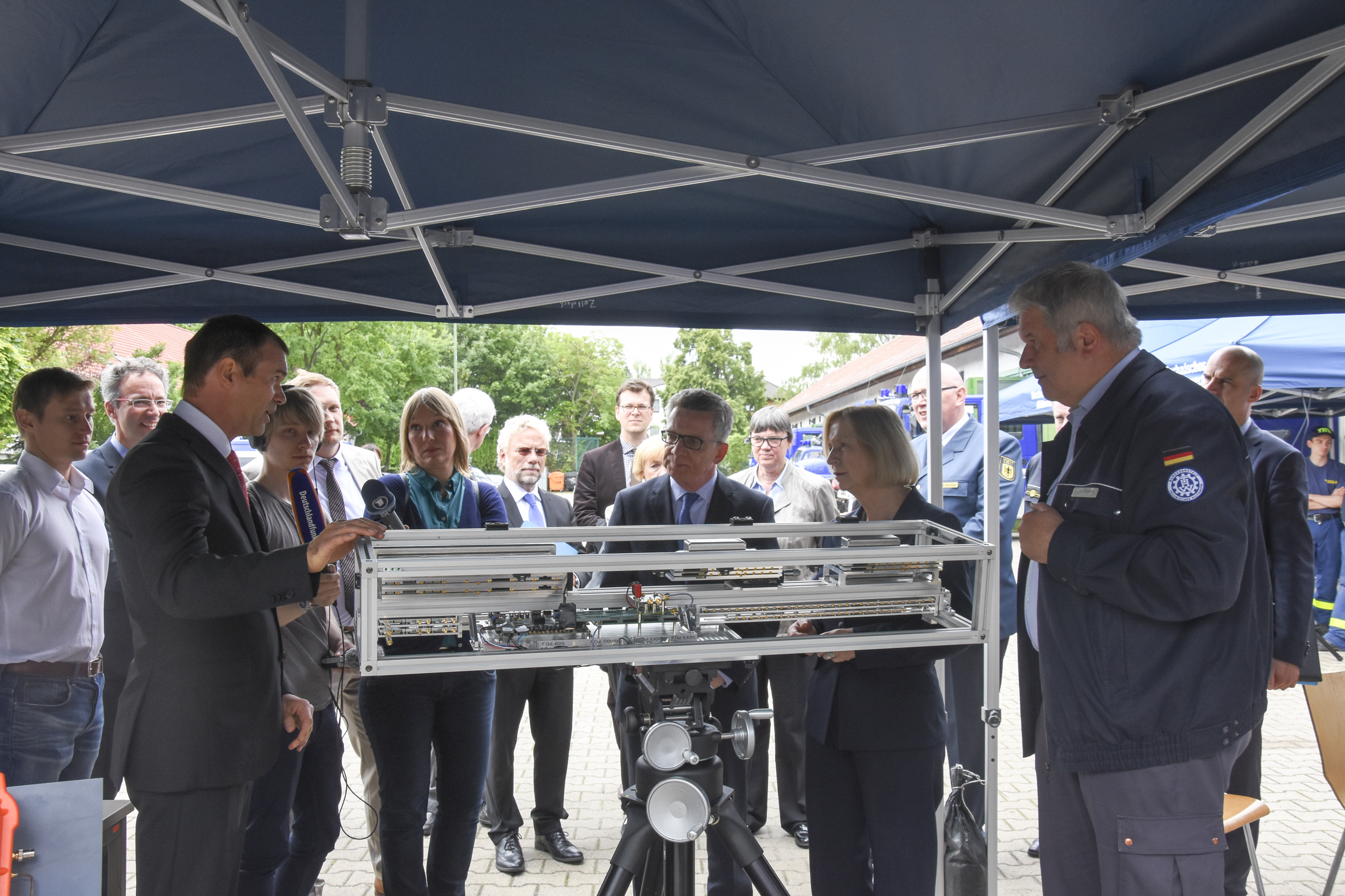 Dr. Jens Klare vom Fraunhofer FHR stellt den Demonstrator des RAWIS-Systems Bundesinnenminister Thomas de Maizière, Bundesforschungsministerin Johanna Wanka und THW-Präsidenten Albrecht Broemme vor. Dr. Jens Klare vom Fraunhofer FHR stellt den Demonstrator des RAWIS-Systems Bundesinnenminister Thomas de Maizière, Bundesforschungsministerin Johanna Wanka und THW-Präsidenten Albrecht Broemme vor.