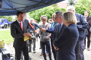 Projektleiter Dr. Jens Klare vom Fraunhofer FHR erläutert Bundesinnenminister Thomas de Maizière, Bundesforschungsministerin Johanna Wanka die Funktionsweise des Ortungssystems für die Rettungskräfte.