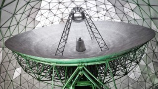 Im größten Radom der Welt verfügt das Weltraumbeobachtungsradar TIRA über eine Antenne, deren Parabolspiegel einen Durchmesser von 34 Metern hat. Trotz dieser Größe und eines Gewichts von 240 Tonnen kann der Spiegel horizontal (Azimut) in nur 15 Sekunden um 360° gedreht und vertikal (Elevation) um 90° bewegt werden.