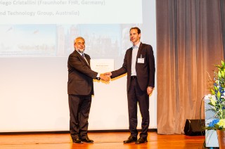 Prof. Pierfrancesco Lombardo übergibt die Urkunde an Dr. Ingo Walterscheid.