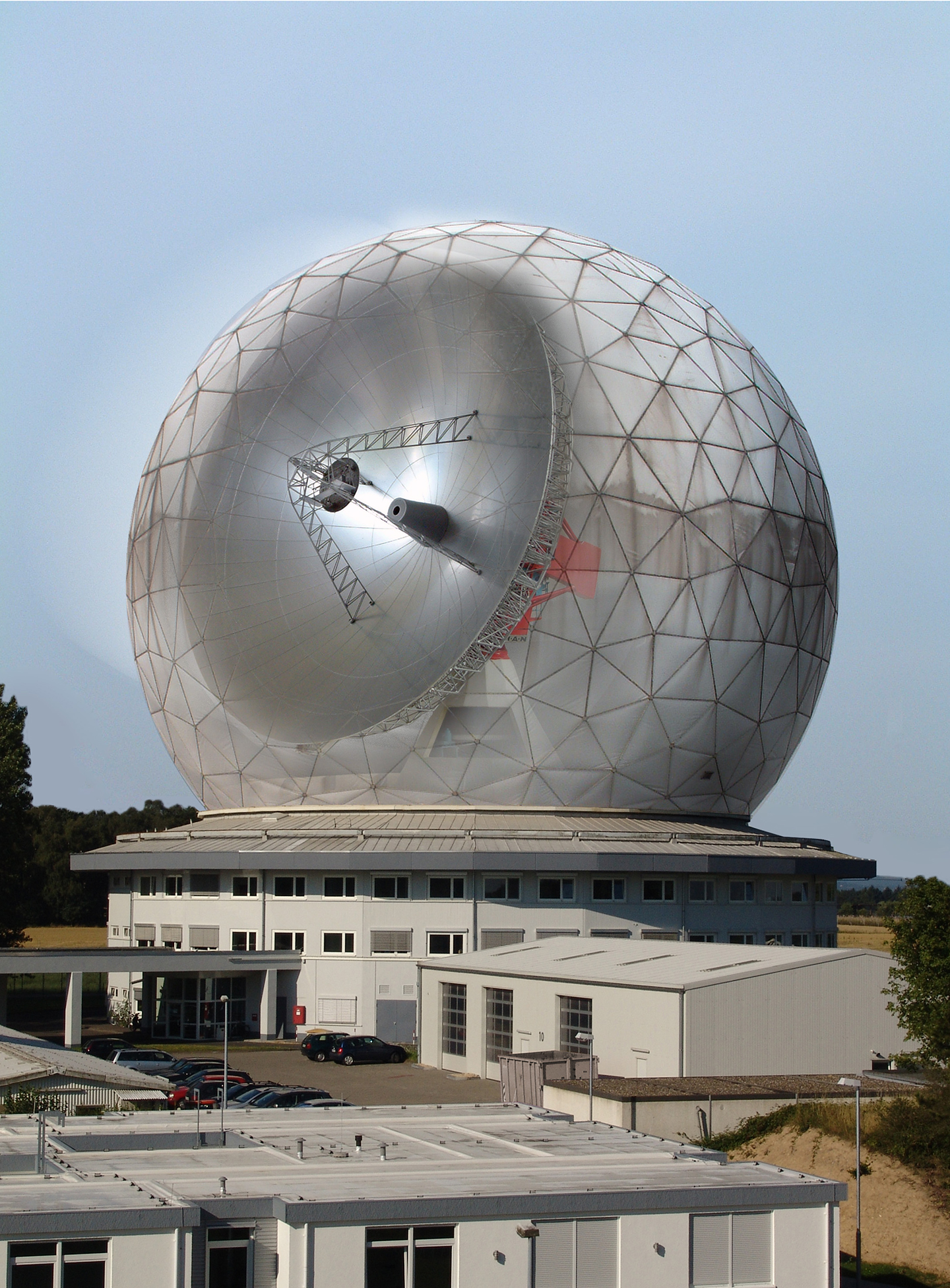 Das Welraumbeobachtungsradar TIRA des Fraunhofer-Instituts für Hochfrequenzphysik und Radartechnik FHR in Wachtberg bei Bonn. Das Welraumbeobachtungsradar TIRA des Fraunhofer-Instituts für Hochfrequenzphysik und Radartechnik FHR in Wachtberg bei Bonn.