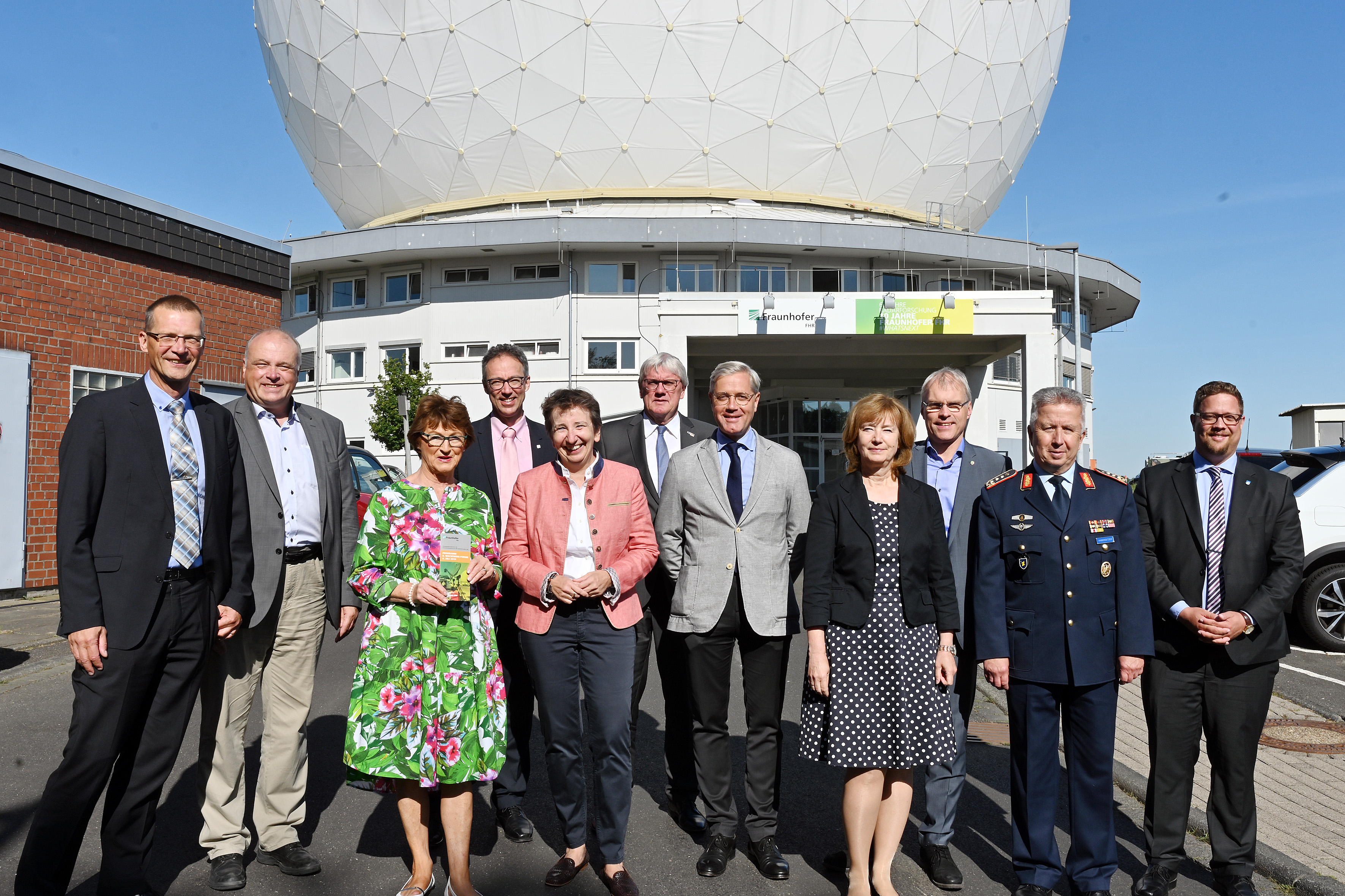 Die Ehrengäste des Wachtberg-Forums am 4.7.2019 vor der „Kugel“ (v.l.): Herr Prof. Heberling (Institutsleiter Fraunhofer FHR), Herr Prof. Martini (Institutsleiter Fraunhofer FKIE), Frau Offergeld (Bürgermeisterin Wachtberg), Herr Prof. Knott (Institutsleiter Fraunhofer FHR), Frau Ewen (Direktorin Personal Fraunhofer-Gesellschaft), Herr Schuster (Landrat Rhein-Sieg-Kreis), Herr Dr. Röttgen, MdB, Frau Schneider-Salomon (Gruppenleiterin Ministerium für Kultur und Wissenschaft NRW), Herr Krauß, MdL, Herr General Habersetzer (Kommandeur Zentrum Luftoperationen), Herr Christian (Beigeordneter Gemeinde Wachtberg).