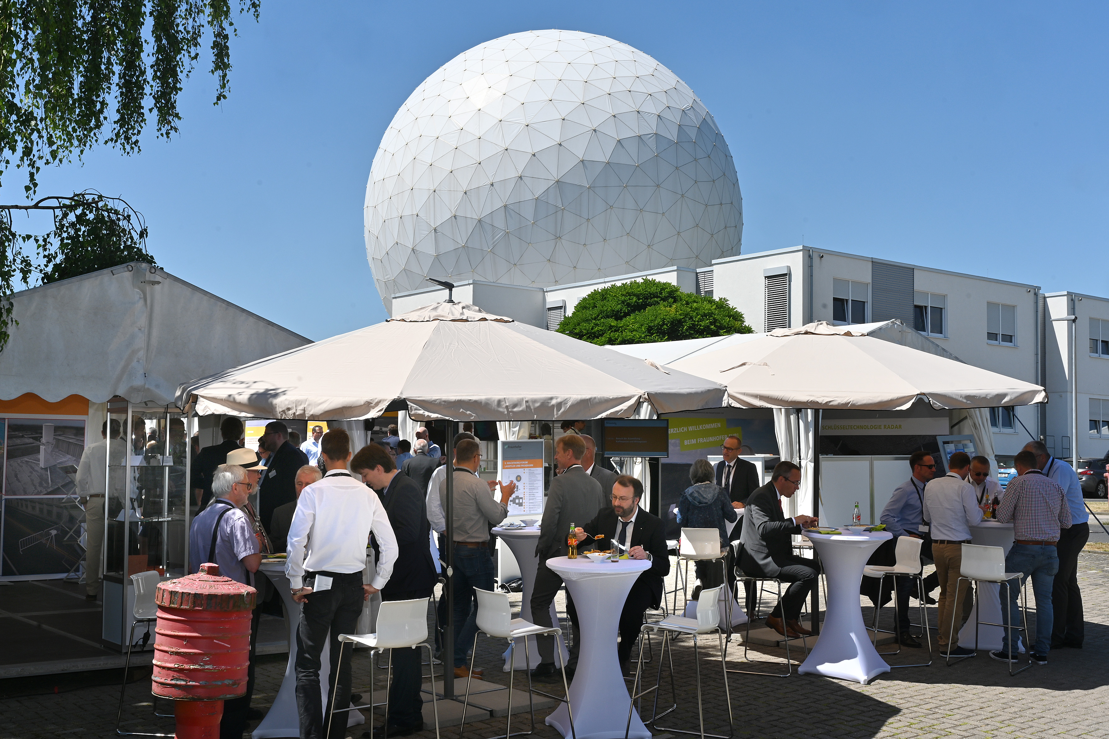 Die Ausstellung des Wachtberg-Forums findet wie immer im Schatten der „Kugel“ statt.