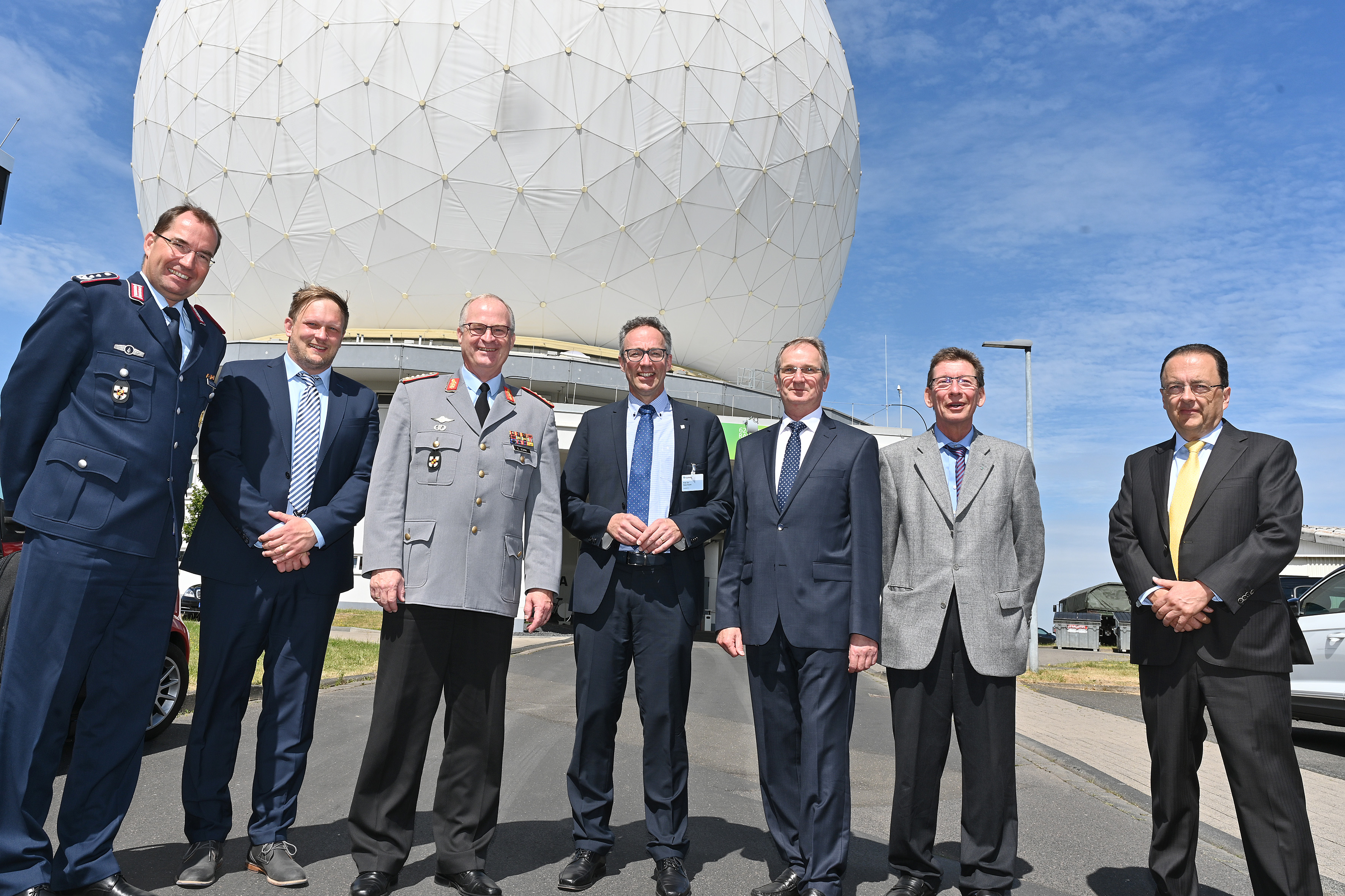 Generalinspekteur Zorn beim Besuch des Fraunhofer FHR vor unsererm Weltraumbeobachtungsradar TIRA in Wachtberg. (v.l.: Oberst Spangenberg, BMVg; Dr. Fuhrmann, Fraunhofer FHR; Generalinspekteur Zorn, Bundeswehr; Prof. Knott, Institutsleiter Fraunhofer FHR; MinRat Weber, BMVg; Herr Marnitz, Fraunhofer FHR; Dr. Brenner, Fraunhofer FHR)
