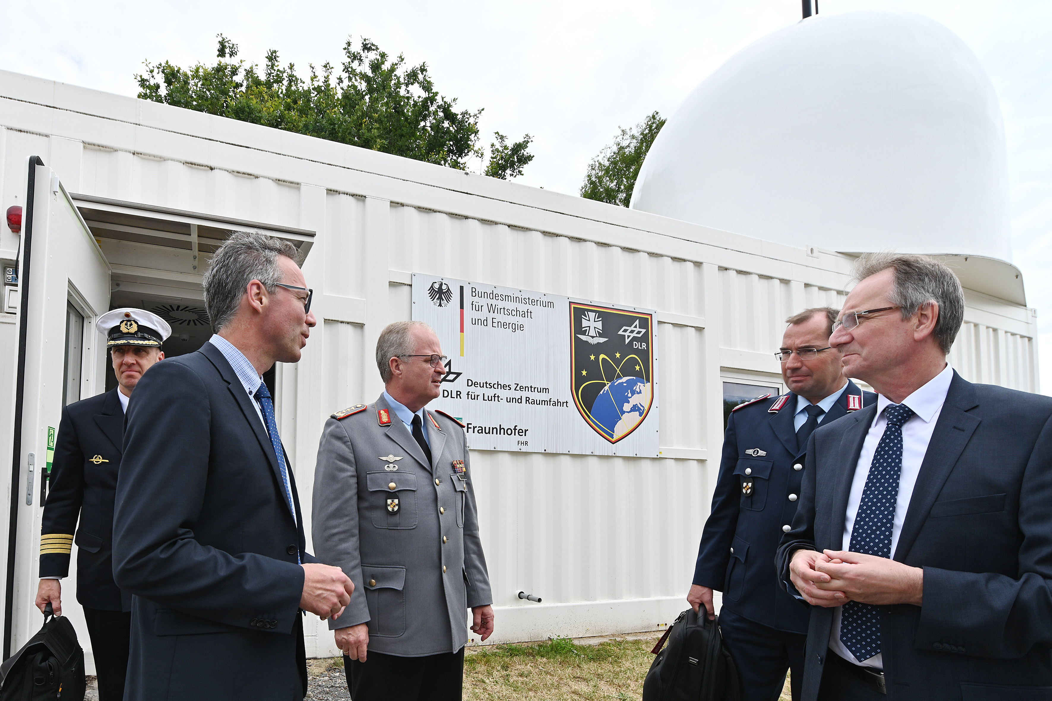 Generalinspekteur Zorn bei der Besichtigung des neuen Weltraumüberwachungsradars GESTRA. (v.r.: MinRat Weber, BMVg; Oberst Spangenberg, BMVg; Generalinspekteur Zorn, Bundeswehr; Prof. Knott, Institutsleiter Fraunhofer FHR)