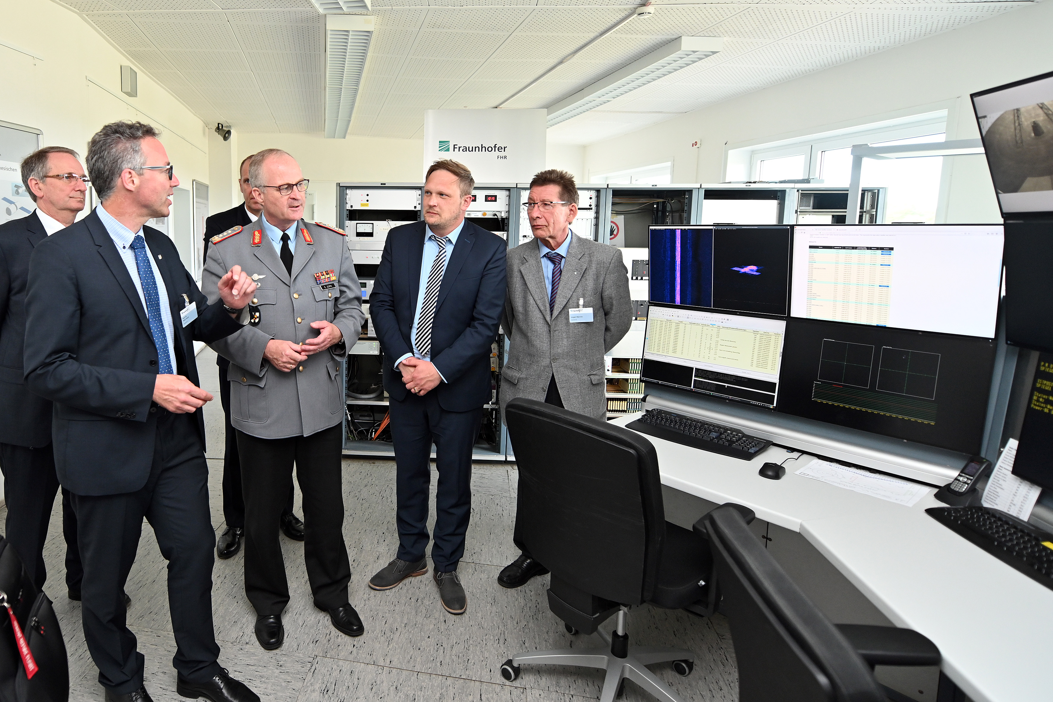 Prof. Knott erläutert Generalinspekteur Zorn die Fähigkeiten des Weltraumbeobachtungsradars TIRA im Steuerraum. (v.l.: MinRat Weber, BMVg; Prof. Knott, Institutsleiter Fraunhofer FHR; Generalinspekteur Zorn, Bundeswehr; Dr. Fuhrmann, Fraunhofer FHR; Herr Marnitz, Fraunhofer FHR)