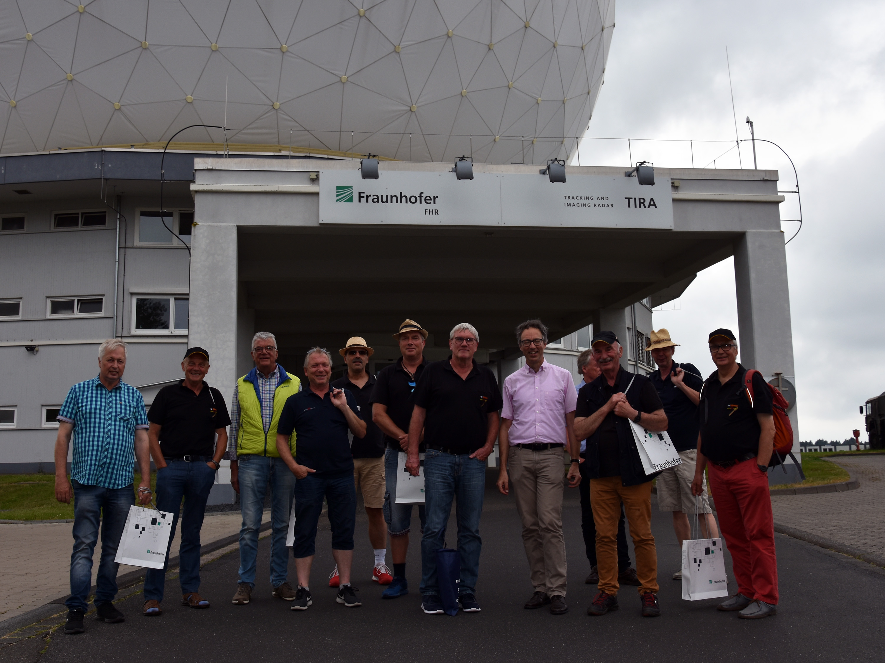 Institutsleiter Prof. Peter Knott begrüßte Landrat Sebastian Schuster am Fraunhofer FHR vor dem Weltraumbeobachtungsradar TIRA