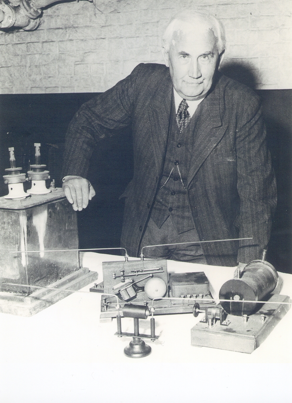 Mittels des von ihm entwickelten Telemobiloskops gelang es Christian Hülsmeyer am 17. Mai 1904 erstmals, auf dem Rhein fahrende Schiffe anhand von Reflexionen hochfrequenter elektromagnetischer Wellen zu erkennen: die Geburtsstunde des Radars. Mittels des von ihm entwickelten Telemobiloskops gelang es Christian Hülsmeyer am 17. Mai 1904 erstmals, auf dem Rhein fahrende Schiffe anhand von Reflexionen hochfrequenter elektromagnetischer Wellen zu erkennen: die Geburtsstunde des Radars.