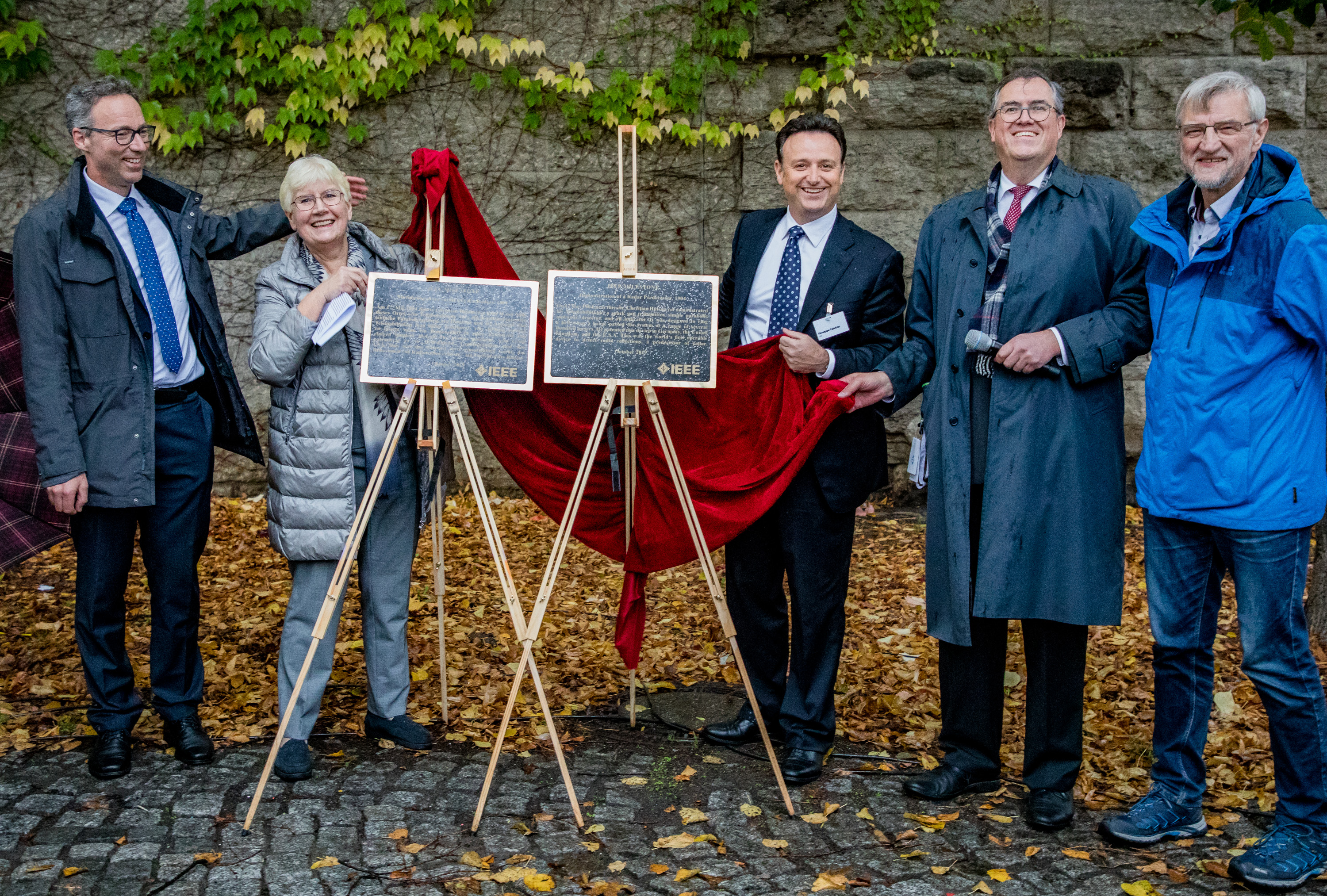 Die Enthüllung der Hülsmeyer IEEE Meilensteine Plakette an der Hohenzollernbrücke in Köln mit Prof. Knott (Fraunhofer FHR), Antje Turanli (Enkelin von Hülsmeyer), Joe Fabrizio (IEEE AESS Präsident), Wolfgang Koch (Fraunhofer FKIE), Andreas Hupke (Bezirksbürgermeister Köln-Innenstadt).