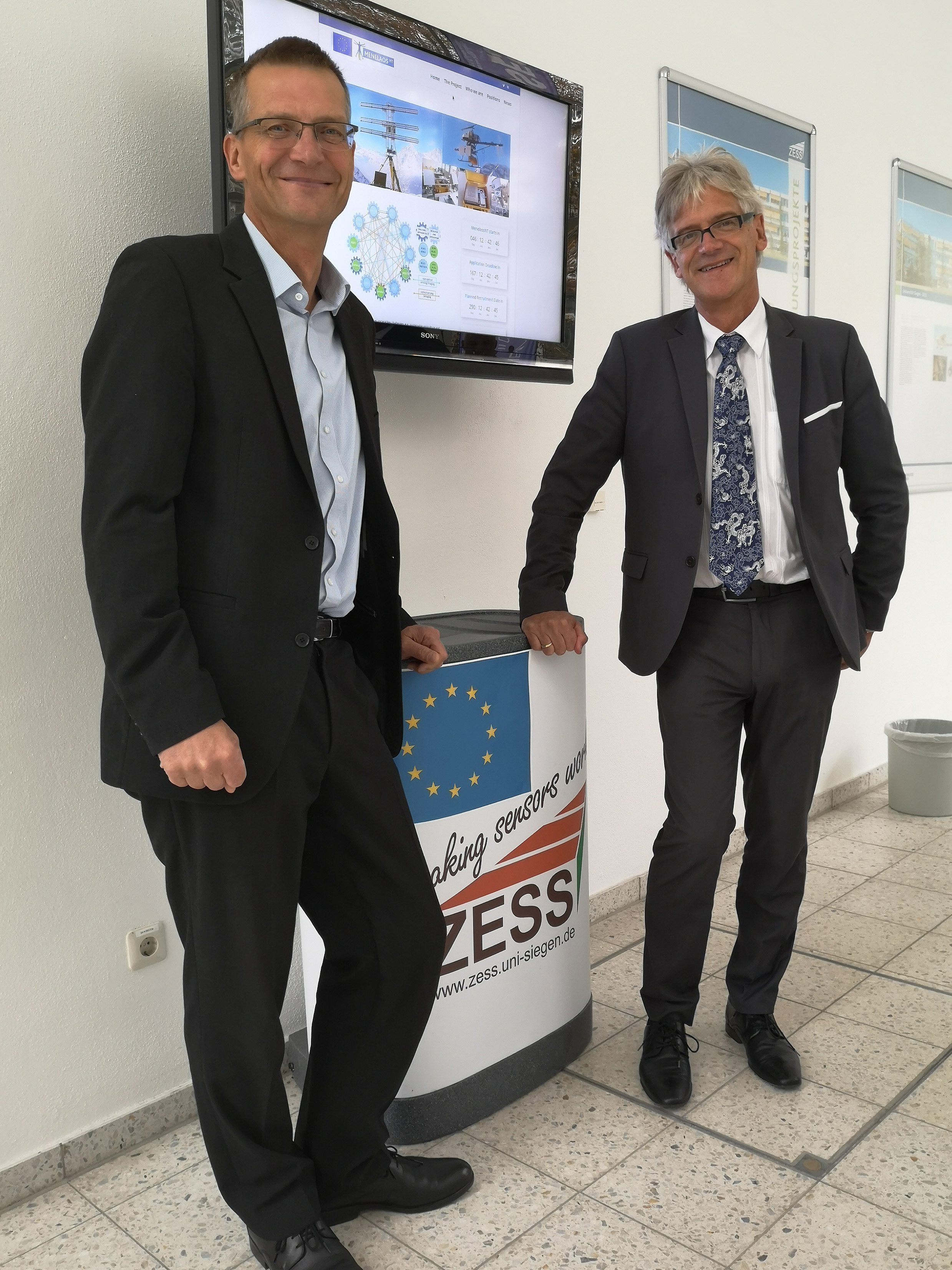 Prof. Dr. Dirk Heberling (Institutsleiter des Fraunhofer FHR) und Prof. Dr. Otmar Loffeld (Leiter des Zentrums für Sensorsysteme an der Universität Siegen) nach Abschluss des Kooperationsvertrags.