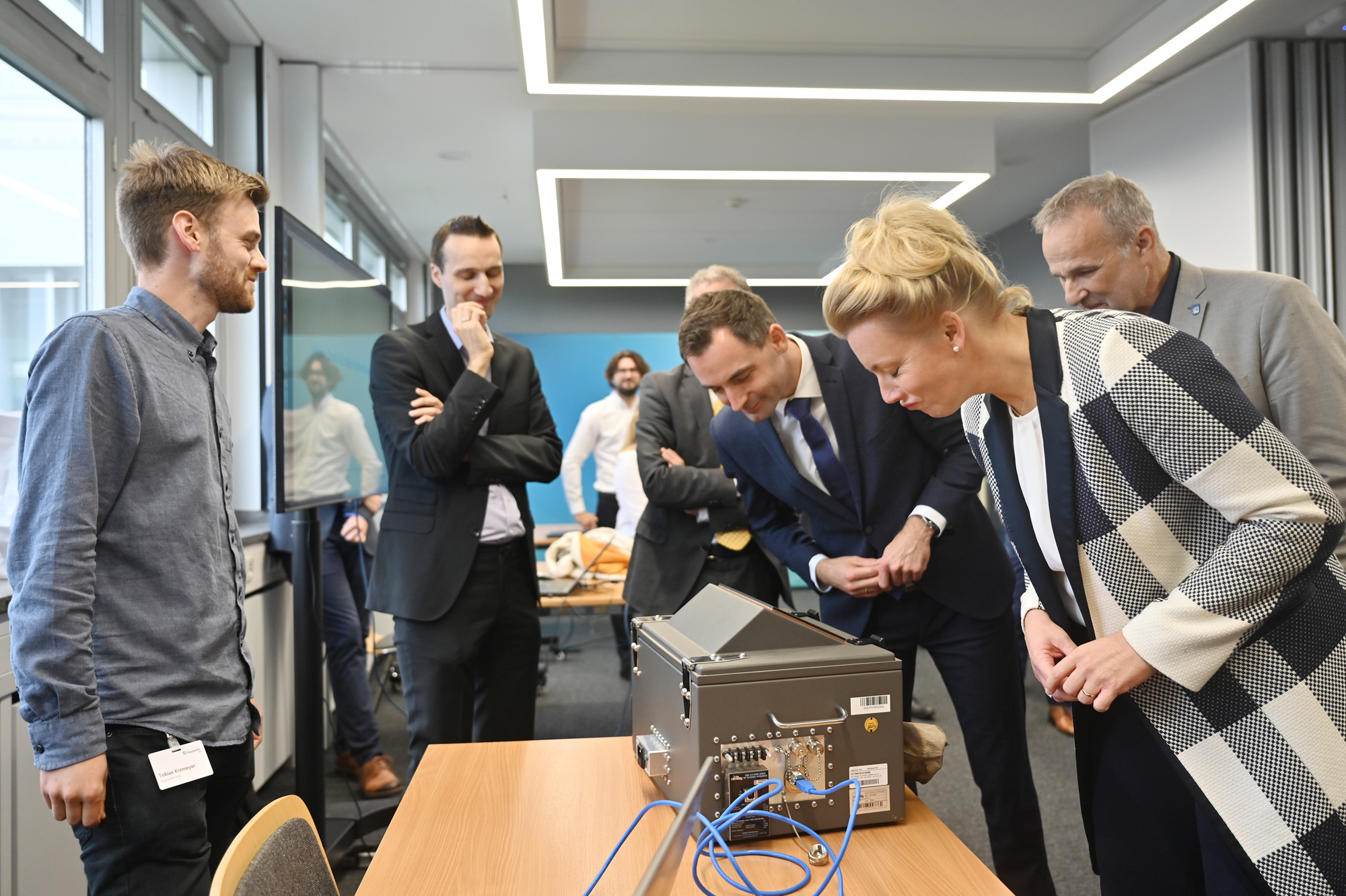 Zum Abschluss des Programms stellten FKIE-Cyberforensiker der Ministerin spannende Beispiele aus ihrer Forschungs- und Ermittlungsarbeit vor. Zum Abschluss des Programms stellten FKIE-Cyberforensiker der Ministerin spannende Beispiele aus ihrer Forschungs- und Ermittlungsarbeit vor.
