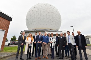 Die Forschungsministerin NRW Ina Brandes begleitet vom Landtagsabgeordneten Jonathan Grunwald und Bürgermeister Jörg Schmidt besuchten die Fraunhofer-Institute FHR und FKIE in Wachtberg.