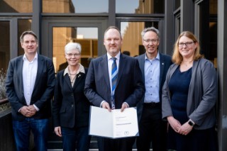Prof. Dr.-Ing. Thomas Musch (Dekan Fakultät für Elektrotechnik und Informationstechnik der RUB), Prof. Dr. Kornelia Freitag (Prorektorin für Lehre und Studium der RUB), Prof. Dr.-Ing. Stefan Brüggenwirth, Prof. Dr.-Ing. Peter Knott (Institutsleiter Fraunhofer FHR), Dr. Corinna Heldt (Geschäftsführerin Fakultät ETIT der RUB).