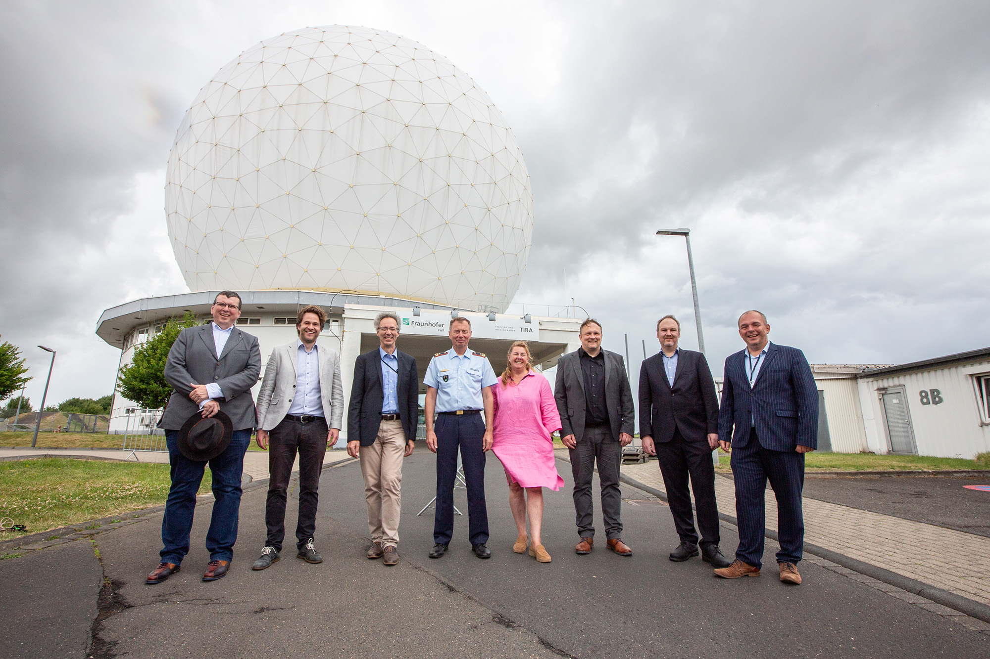 Anlässlich des Wachtberg-Forums 2025 haben sich (v.l.n.r.) Prof. Dirk Nüßler, Bereichsleiter Industrielle Hochfrequenzsysteme IHS, Marcus Lieber, Verwaltungsleiter des Fraunhofer FHR, Prof. Peter Knott, Institutsleiter Fraunhofer FHR, Generalmajor Michael Traut, Kommandeur des Weltraumkommandos der Bundeswehr, Camilla Szpurka, Verwaltungsleiterin Fraunhofer FHR, Dr. Lars Fuhrmann, Bereichsleiter Radar und Weltraumlageerfassung RWL, Prof. Stefan Brüggenwirth, Bereichsleiter Multifunktionale Hochfrequenz- und Radarsysteme MFR und Christoph Reising, Bereichsleiter Projektmanagement Office PMO, vor dem beeindruckenden Radom, welches das Weltraumbeobachtungsradar TIRA (Tracking and Imaging Radar) umhüllt, eingefunden.