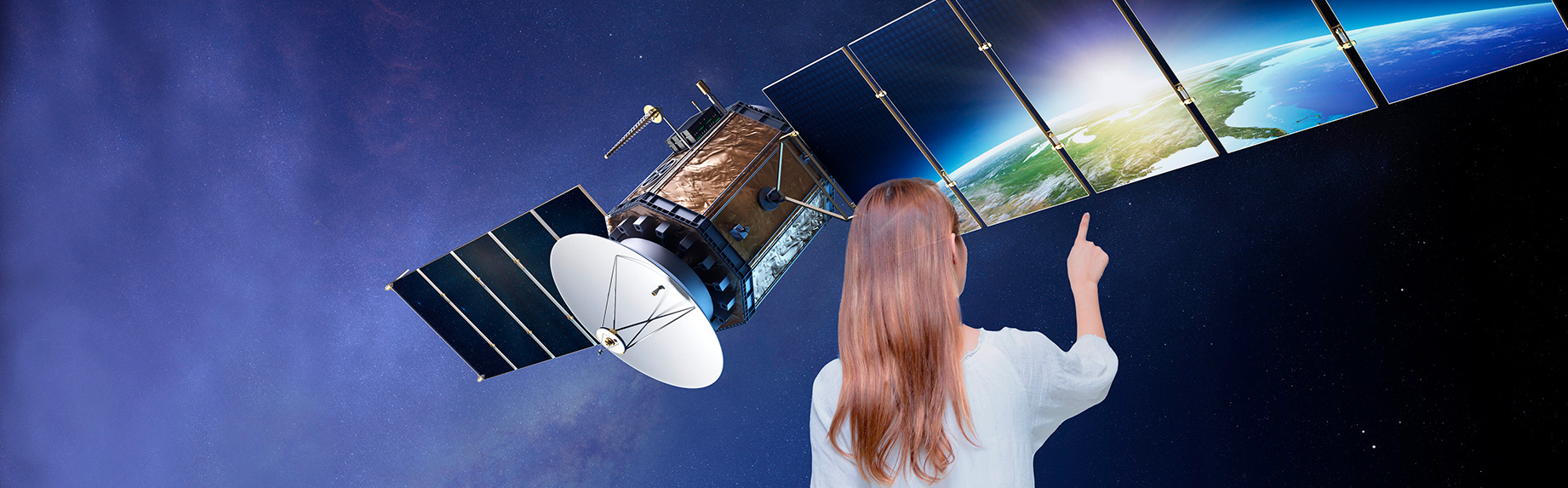 Fotomontage: Junge Frau in Rückensicht zeigt auf Nahaufnahme eines Satelliten im Weltraum.
