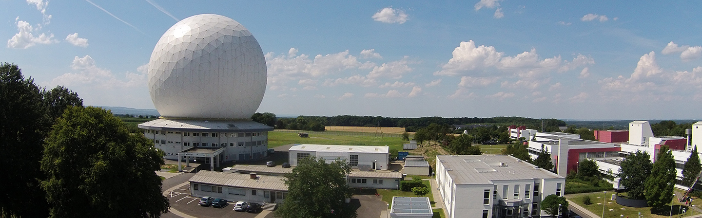 Luftbild des Weltraumbeobachtungsradar TIRA